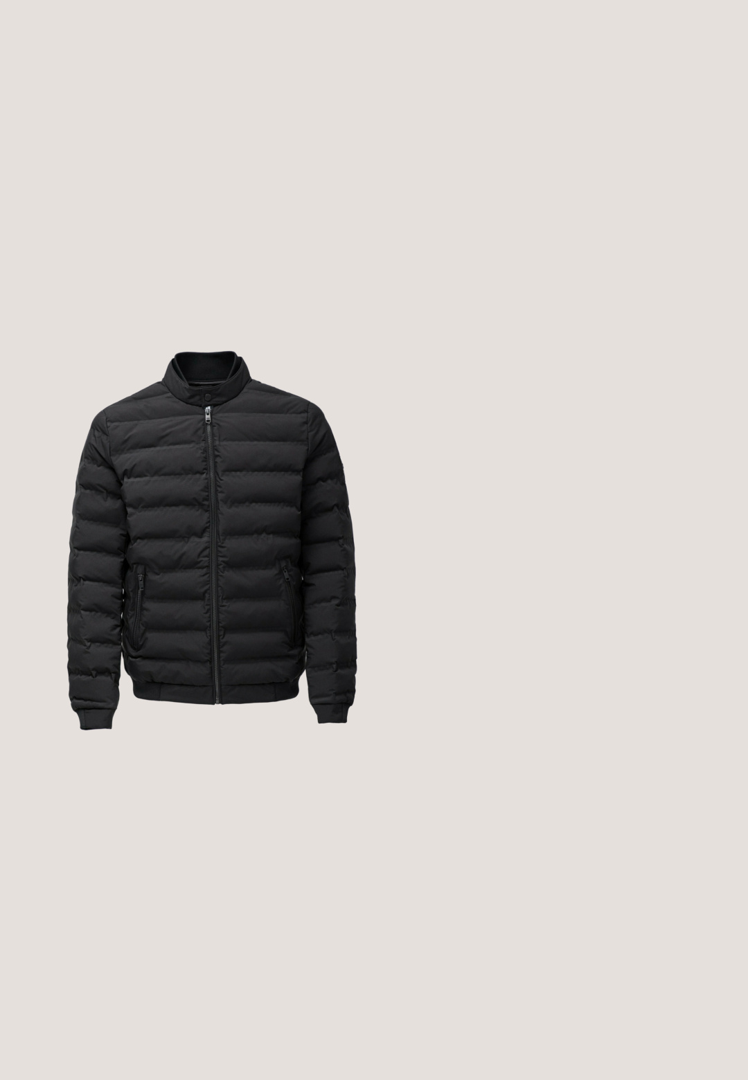 Sort polstret jakke med høj krave, frontlynlås og to sidelommer. Har vandret quilted design og ribbede manchetter.; Sort hættetrøje med lange ærmer med en frontlomme og "KARL LAGERFELD JEANS" logo trykt i hvidt på nederste højre side.; Sort T-shirt med korte ærmer og en lille lyserød tegneseriefigur med solbriller og jakkesæt på øverste venstre bryst.; Sorte sweatpants med elastisk talje og manchetter, prydet med hvidt abstrakt skriftprint langs de ydre sidesømme.; Sorte læder ankelstøvler med et strømlinet design, spidse tæer og minimal syning. Har en lav stablet hæl og en glat overflade.; Sort rektangulær toilettaske med præget mønster, øverste lynlås, enkelt håndtag og lille logo foran til højre.