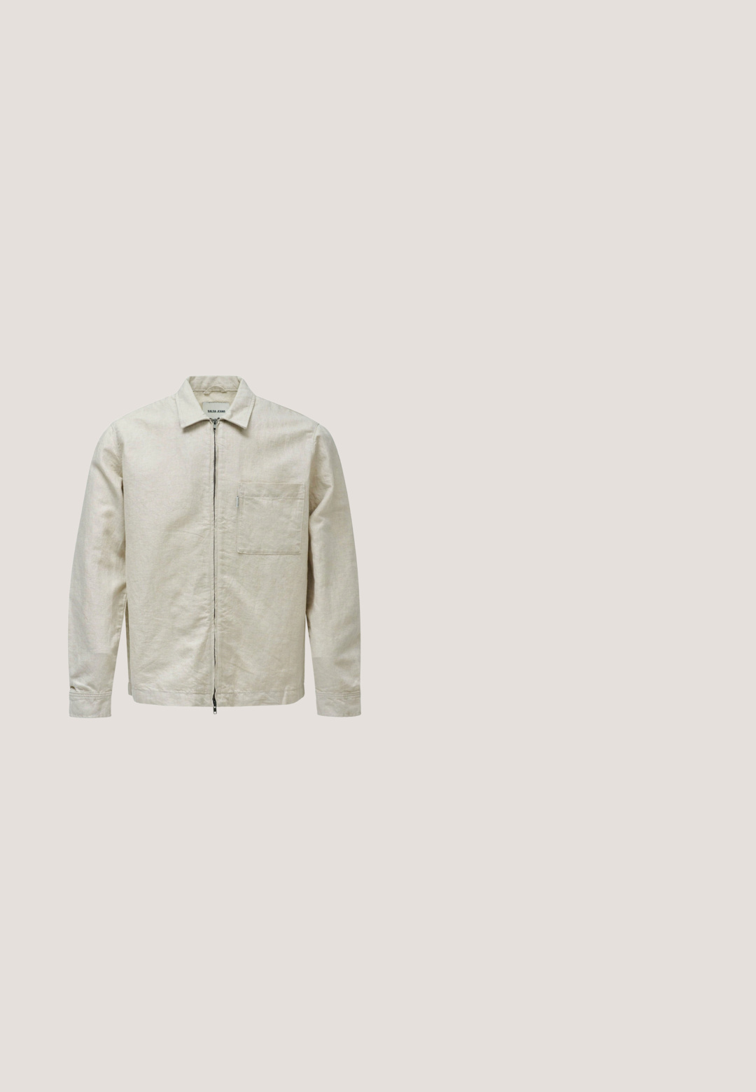 Beige langærmet jakke med frontlynlås, enkelt brystlomme og spids krave, lavet af tekstureret stof.; Beige polo-shirt med korte ærmer, blød krave og V-formet udskæring, lavet af letvægtsstof.; Beige skræddersyede shorts med plisseringer, der har en knaplukning og klassisk design. Glat tekstur, knælængde og ingen synlige lommer.; Scarosso GIACOMO - Støvletter - taupe suede; Rektangulære solbriller med guldrand, mørke linser og sorte stangender, hvilende på en lys overflade.; Brun læder toilettaske med sidehåndtag og lynlås lukning, sat mod en hvid baggrund.