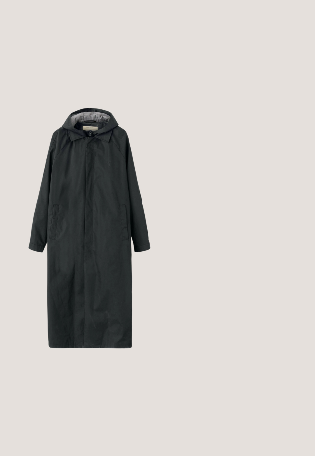 Long imperméable noir à capuche avec fermeture éclair frontale dissimulée et poches latérales, présenté sur fond blanc.; Chemise à manches longues à carreaux noirs en tissu doux, avec un devant à boutons, un col et une poche poitrine.; Pantalons cargo noirs avec une coupe droite, dotés de poches latérales et d'un tissu texturé. Fermeture par bouton à la taille pour un maintien sécurisé.; Botte à lacets en cuir noir texturé, avec une semelle épaisse et une languette à l'arrière, vue de côté.; Sac à épaule en tissu noir avec un extérieur texturé, une sangle ajustable et une fermeture à cordon. Il présente des coutures audacieuses et une étiquette sur le côté.; Ceinture en nylon noir avec une finition texturée, dotée d'une boucle en métal noir et d'accents dorés. Longueur réglable avec un logo sur la sangle.