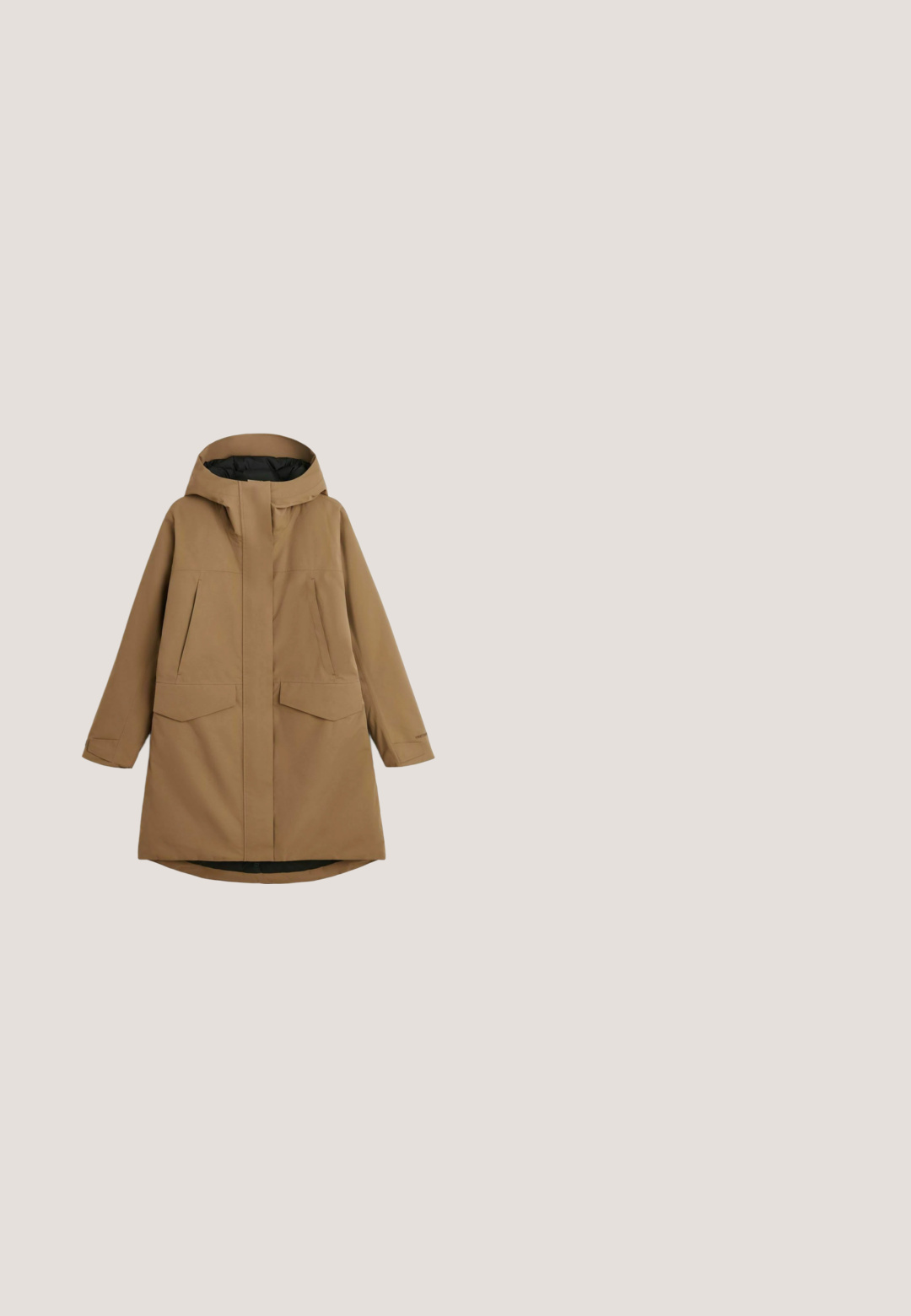 Brun vandtæt parka med hætte, der har to store frontlommer, en midt-længde design og en tekstureret, glat stoffinish.; Beige cropped sweater lavet af blød strik. Har rund halsudskæring, lange ærmer samt ribbede manchetter og kant for ekstra tekstur.; Brun t-shirt med korte ærmer og vid halsudskæring, lavet af blødt stof. Lige snit med minimale syninger og ingen synlig hardware.; Brune bukser med vide ben og ribbet taljebånd med stofsløjfe. Glat tekstur med ensartet farve. Har en afslappet pasform.; Brun ruskind slip-on sko med tyk gummisål og lav hæl, designet til afslappet brug.; Brun ruskind skuldertaske med en enkelt rem, blød, slasket form og uden synlige lukninger eller pynt.