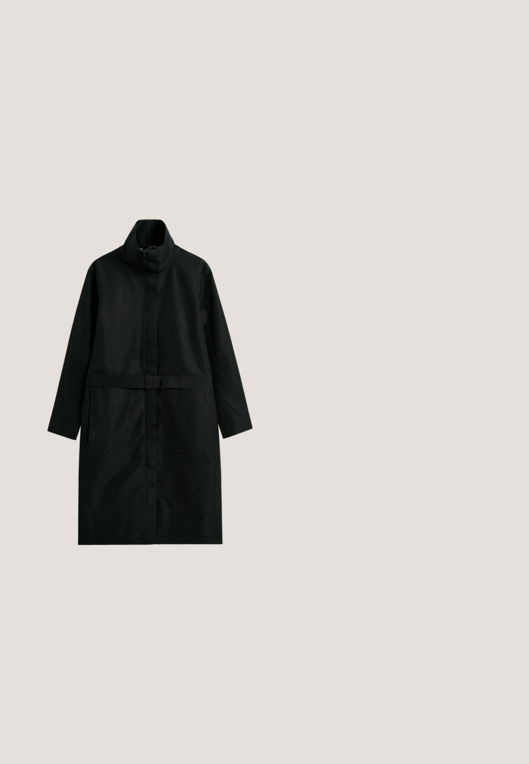 Sort lang trenchcoat med høj krave og taljebælte, vist fladt bagfra på en lysegrå baggrund.; Sort loose-fit bluse med dyb V-hals, brede albuelange ærmer og justerbare snore i kanten på begge sider.; Sorte cargo shorts lavet af letvægtsstof, med lige snit, sidelommer og et brunt læderbælte med en sølvspænde.; Sort lædersko uden snørebånd med en glat finish, rundet tå og lav, fleksibel gummisål. Minimalistisk design uden synlige metaldele.; Sort vævet håndtaske med et asymmetrisk design, der har en tekstureret overflade og et højt, smalt håndtag. Ingen synligt hardware eller accenter.; Skinnende sølv ørering med glat, buet design og lille hængselslås på en ensfarvet hvid baggrund.