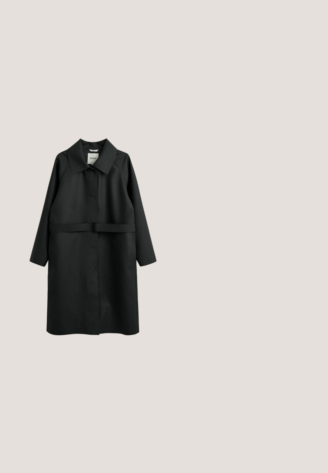 Sort lang frakke med bæltebagdetalje, lange ærmer og lige kant, vist bagfra mod en ensartet lys baggrund.; Sort ærmeløs jumpsuit med høj halsudskæring, brede ben og knapper i siden; lavet af en glat stof med en skræddersyet pasform.; Sorte slingback hæle med spidse tæer, tekstureret mesh-overdel, slank justerbar rem med sølvspænde og 5 cm stilettohæle.; Sorte solbriller med firkantet stel, mørke linser og subtile gyldne accenter på de øverste hjørner af stellet.; Sort læder håndtaske med et struktureret design, prydet med et guld logo, har en top-håndtag og en aftagelig skulderrem.; Delikat guldkæde med en lille, oval vedhæng, der ligner en cowrie-skal og justerbar lås.