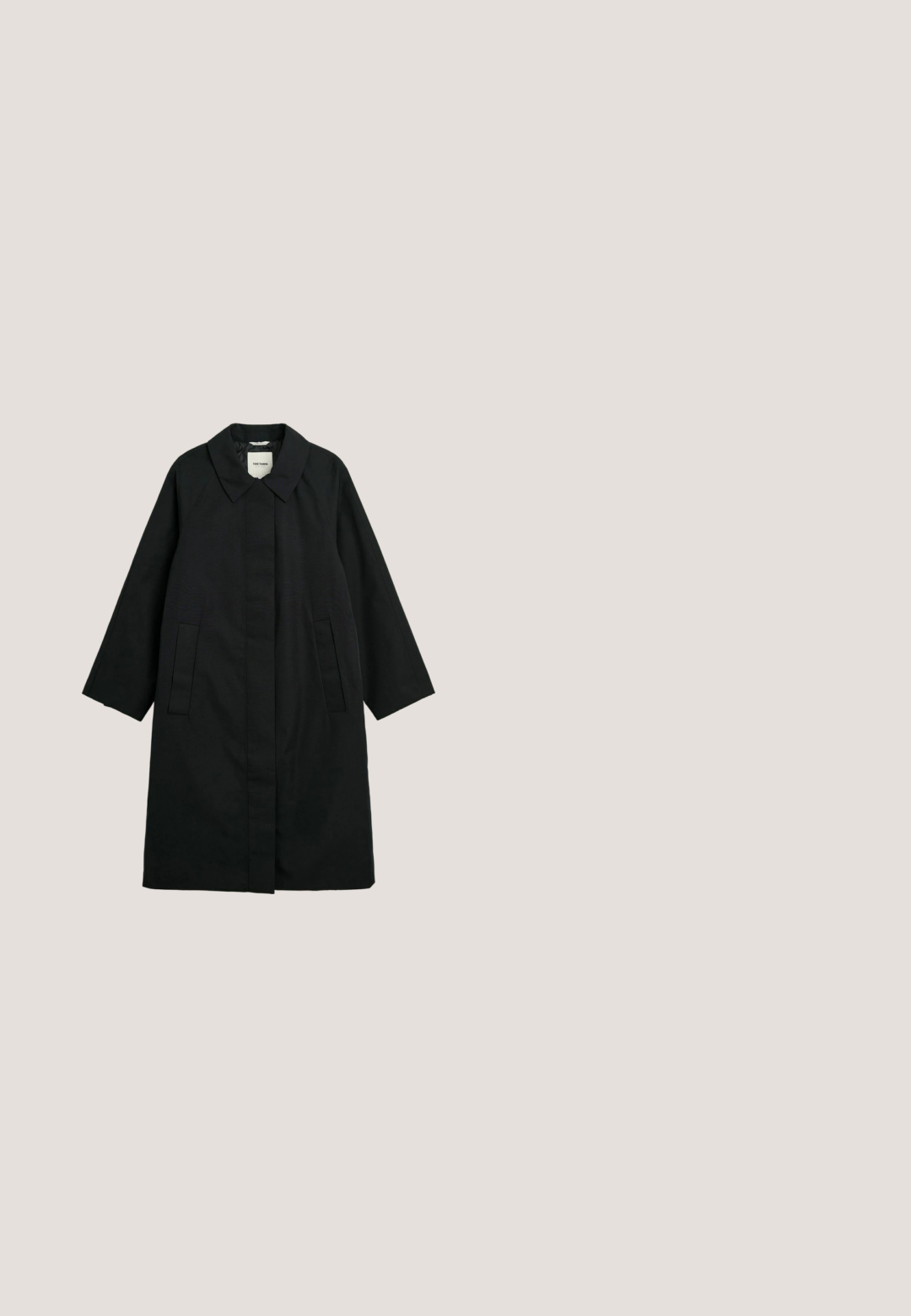 Sort lang trenchcoat set bagfra med lange ærmer og et skulderstykke tværs over øvre ryg.; Sort hættetrøje med frontlomme, med farverigt japansk-inspireret bølge- og landskabsprint med teksten "Ashmolean Museum Oxford."; Sort bomulds T-shirt med korte ærmer, med små hvide grafiske bogstaver "PEGAIDOR PGDR" på fronten. Enkel design med rund hals.; Sorte cargo shorts lavet af letvægtsstof, med lige snit, sidelommer og et brunt læderbælte med en sølvspænde.; Hvide chunky sneakers med en tekstureret overdel, polstret krave og tyk, rillede sål. Har kontrastfarvede sorte snørebånd og brandingdetaljer.; Sort stoff skuldertaske med justerbar rem, forlommer med blå snor og lille rektangulært logo patch nederst.