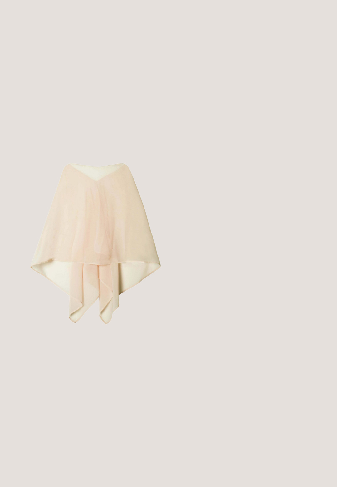 Poncho de chiffon semitransparente en un tono beige claro, con dobladillo asimétrico y detalles de tela en capas, presentado sobre un fondo blanco.; Vestido de noche satinados de color amarillo, con diseño sin mangas, escote redondeado y silueta ajustada, que muestra una textura suave y brillante.; Sandalia con tacón dorado de diseño con tiras, que presenta una banda decorada con strass. Punta abierta, correa ajustable en el tobillo y tacón afilado.; Bolso de mano metálico dorado con tela plisada, que presenta un detalle de lazo en la parte superior y una cadena dorada para mayor versatilidad y facilidad de transporte.; Guantes de encaje blanco con un diseño largo, texturizados con pequeños puntos, dedos abiertos y cortes en forma de óvalo en la muñeca.; Pendientes en tono dorado con acentos de perlas, que presentan un diseño floral ornamentado y decorados con piedras brillantes. Cierre de clip.