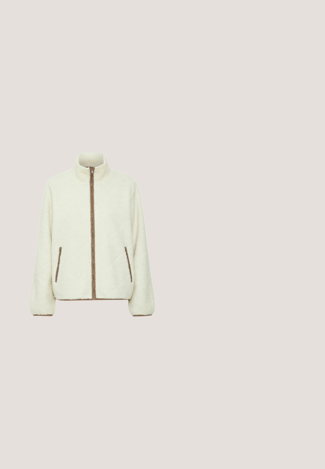 Veste en polaire couleur crème avec un col haut, fermeture éclair complète, motif matelassé en diagonale et accents de fermeture éclair marron sur les poches et les poignets.; Cardigan en tricot beige avec un col en V, des manches longues et une fermeture à six boutons sur le devant. Texture douce et motif côtelé sur l'ensemble.; Haut beige à manches courtes avec un large col arrondi. Fabriqué en tissu doux et léger. Présente une texture subtile et des bords ourlés.; Pantalon beige à texture douce avec une taille élastique, coupe droite, sans coutures visibles, adapté pour une tenue décontractée.; Baskets blanches en cuir avec une finition texturée, accent noir au talon et semelle en caoutchouc. Présentent un design classique à lacets et des rayures latérales contrastantes.; Sac cabas marron texturé avec deux bretelles d'épaule et des poches latérales, présenté sur fond blanc.