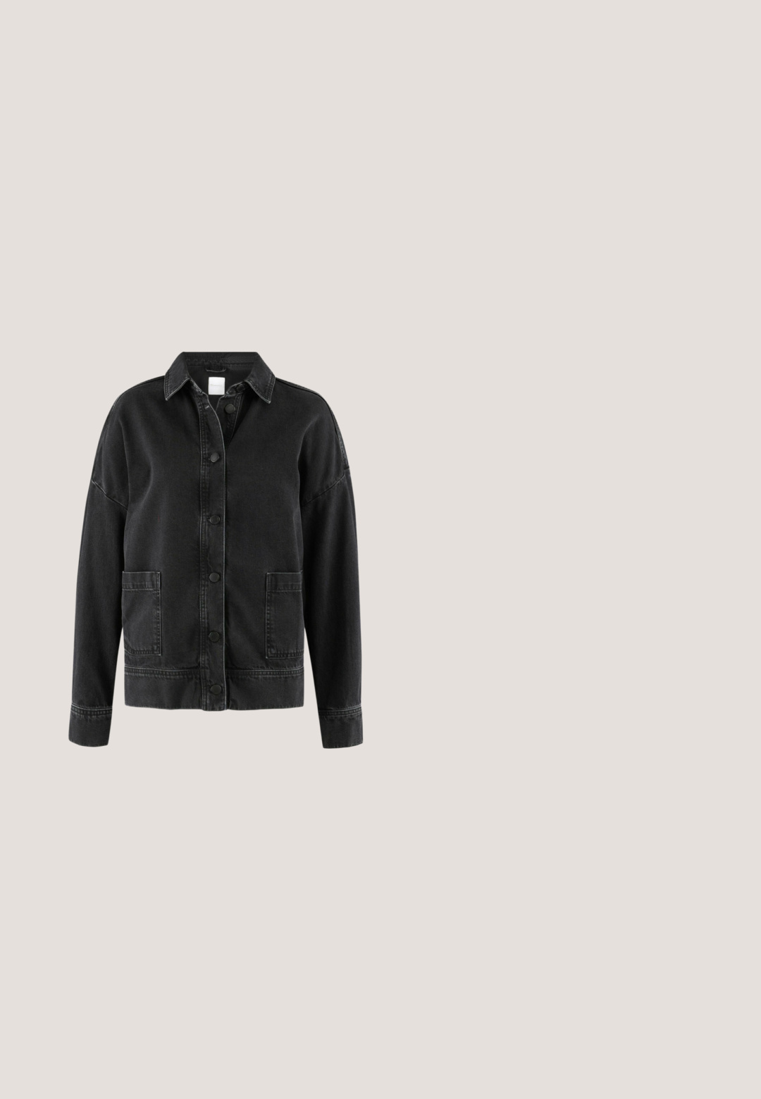 Tamaris Cowboyjakker - wash black denim; Rød og hvid vandret striped T-shirt med korte ærmer og rund hals, med lille broderet logo på venstre bryst.; Blå denim jeans med en afslappet pasform, der har slidte områder og frynsede kanter. Klassisk 5-lommer design med metalbeklædning.; Brune læder knæhøje støvler med spids tå, stiletthæl og et dekorativt spænde om anklen. Glat tekstur.; Kompakt crossbody-taske i sort læder med gyldent lynlås, lille topstrop, aftagelig rem og sort blomsterformet vedhæng på frontlommen.; Sølvfarvede sferiske perle-øreringe med fem sammenkoblede perler, der danner en halvcirkel, og med stifter bagpå til lukning.