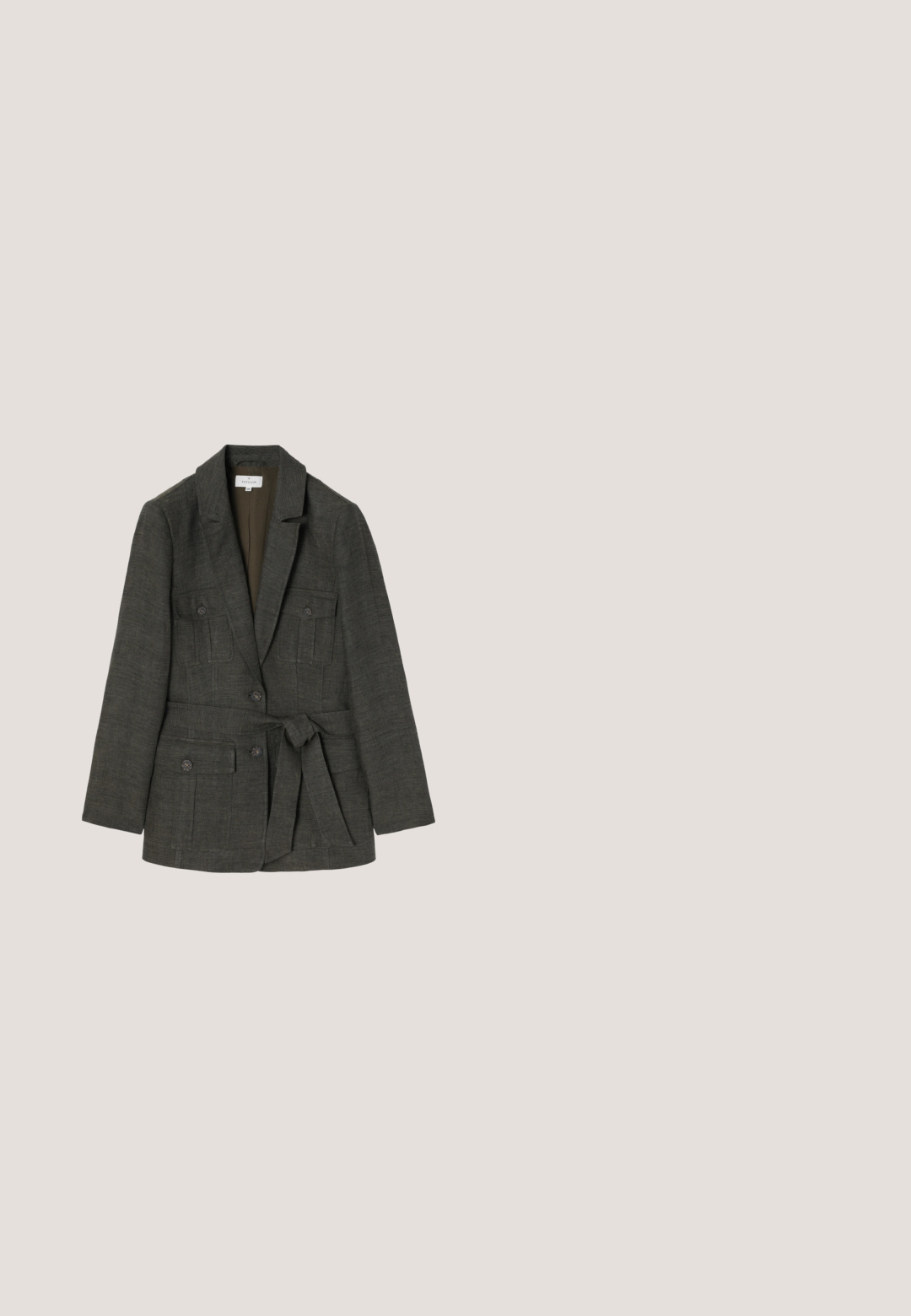 Blazer vert olive en tissu texturé, avec deux poches avant, une ceinture à nouer à la taille et un col cranté. Dispose de deux fermetures à boutons.; Haut en maille beige sans manches avec encolure ronde, décoré de petits strass argentés uniformément espacés sur le devant.; Pantalon beige à jambes larges, taille haute, fermeture éclair et texture subtile, présenté à plat sur un fond blanc.; Sabots en daim marron à enfiler, dotés d'un bout arrondi, d'une texture lisse et d'accents circulaires argentés le long du côté. La semelle noire contraste avec la tige.; Lunettes de soleil en écaille de tortue avec un design géométrique, lunettes teintées marron foncé et montures épaisses. Les bords présentent des découpes angulaires pour une forme distincte.; Sac à main rectangulaire en osier vert olive avec deux poignées tressées et ouverture supérieure, présentant un motif texturé entrelacé.