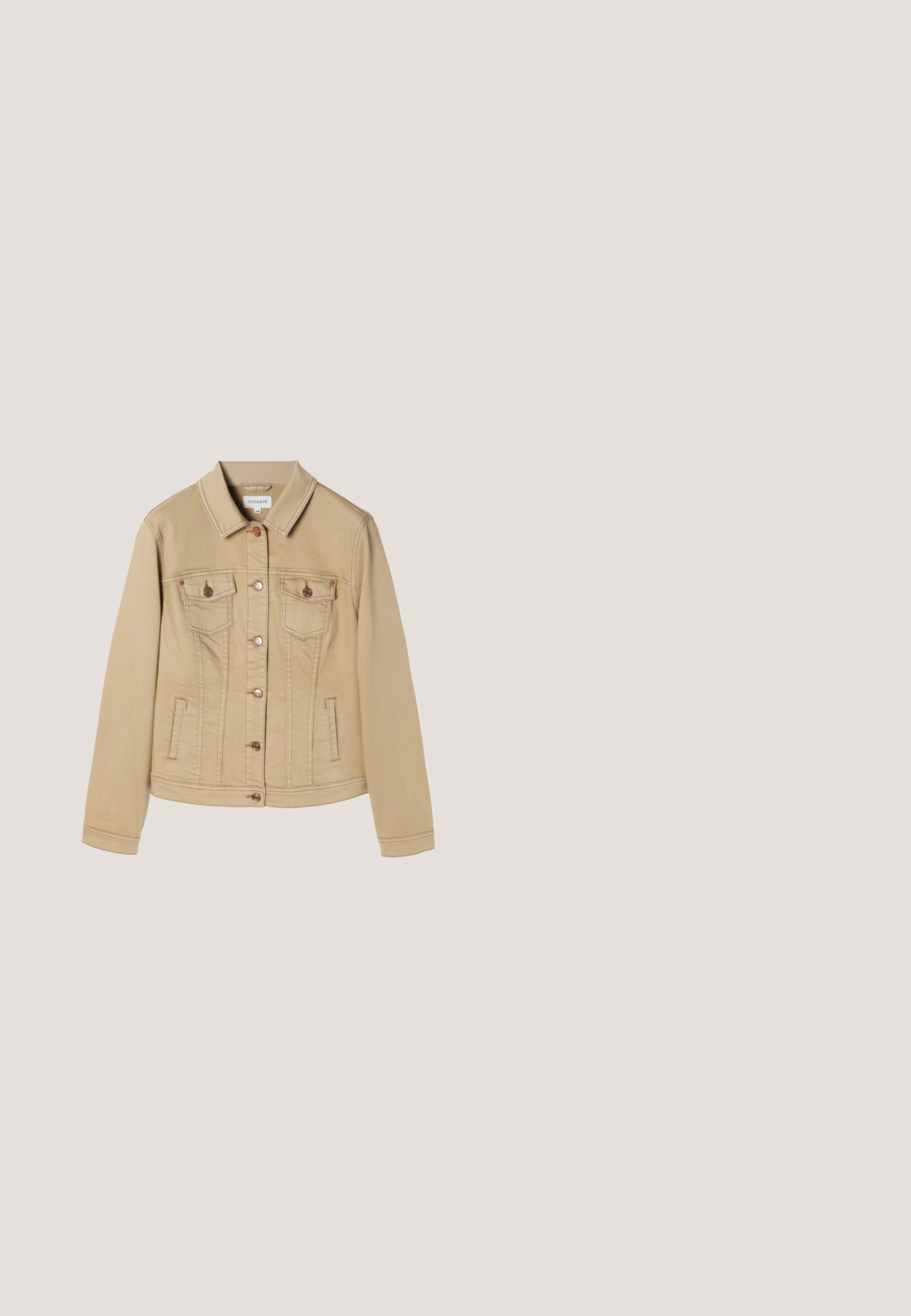 Beige denimjakke med krave, to brystlommer og forreste knaplukning. Har subtil syning og metal knapdetaljer.; Ærmeløs mørkeblå jumpsuit med hvidt blomster- og geometrisk bandanaprint, elastisk talje og brede cropped ben.; Rosenfarvede slidesandaler i metal med to justerbare metalspænder, korkfodbed og hvid gummisål. Glat metalfinish, åben tå-design.; Røde til amber gradient plastik solbriller med store rektangulære rammer, brune tonede linser og distinctive sideaccent-detaljer.; Vævet beige tote taske med to håndtag, med navy tekst "ORIGINAL SARDINES" og et navy fiske grafik i midten.; Flerstrenget armbånd med små runde perler i rød, blå, grøn, sort og guld, med en guldlås og rund charm med indgraveret symbol.