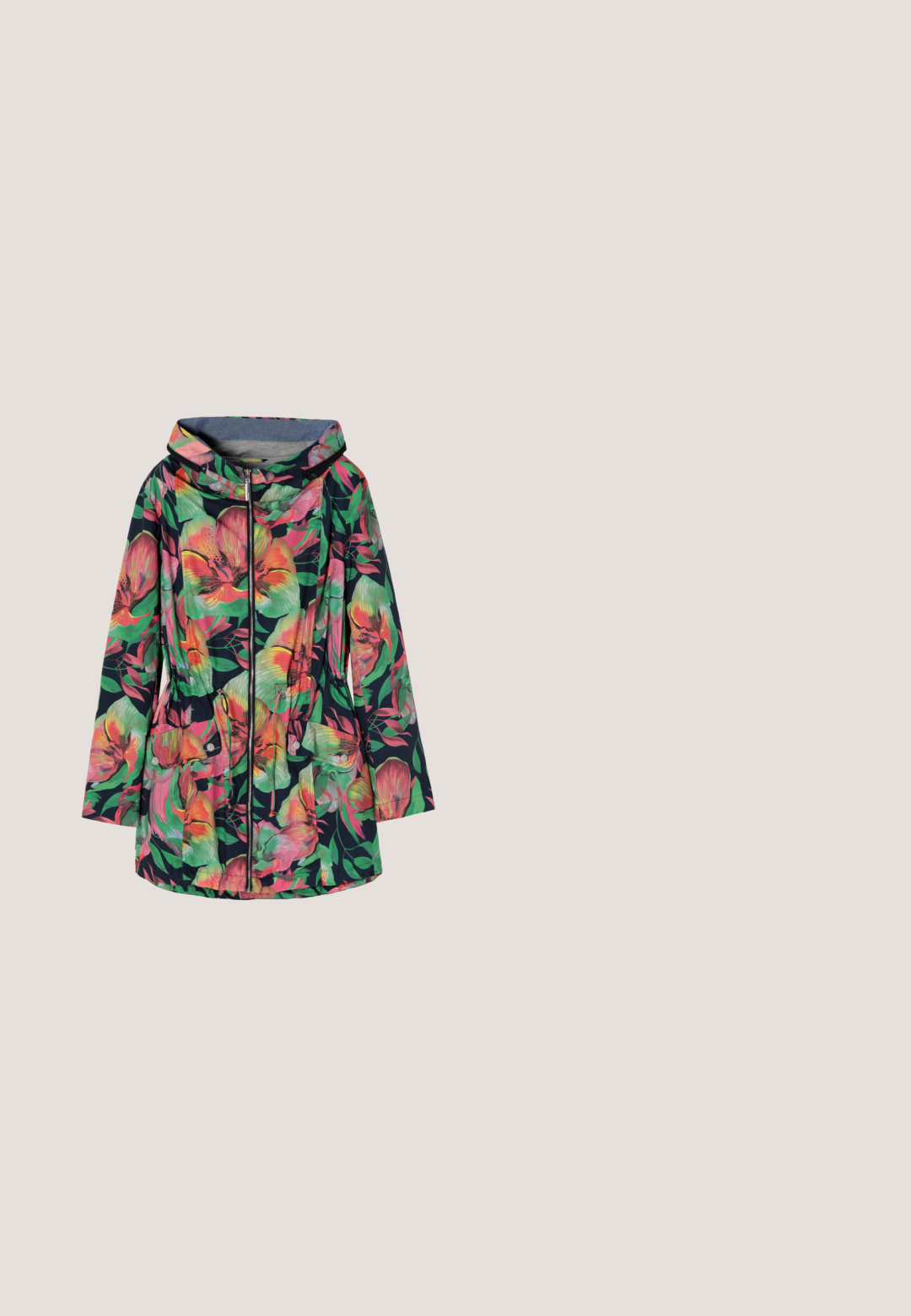Blomstermønstret jakke med en mørk baggrund, prydet med levende lyserøde og grønne blomster, lynlås front, snoretræk i taljen og hætte.; Lyserød t-shirt med farverige frugtillustrationer, herunder vandmelon, citron, banan, figen og fersken samt teksten "Frugtagtig sommer."; Lyserød plisseret nederdel med blomster- og paisleymønstre, med en kontrasterende turkise stribet talje. Lavet af letvægtsstof.; Mønstret sneakers i flere farver med et struktureret stofoverdel med pink og creme bølger, broderet logo, hvide snørebånd og en lys brun sål.; Pastelfarvet tie-dye mulepose med to hanke, hævet tekst med teksten "THE TOTE BAG MARC JACOBS" på forsiden, sat mod en ensfarvet baggrund.; Par af små guldringeøreringe med lys pink emalje på den ydre halvdel, vist mod en hvid baggrund.
