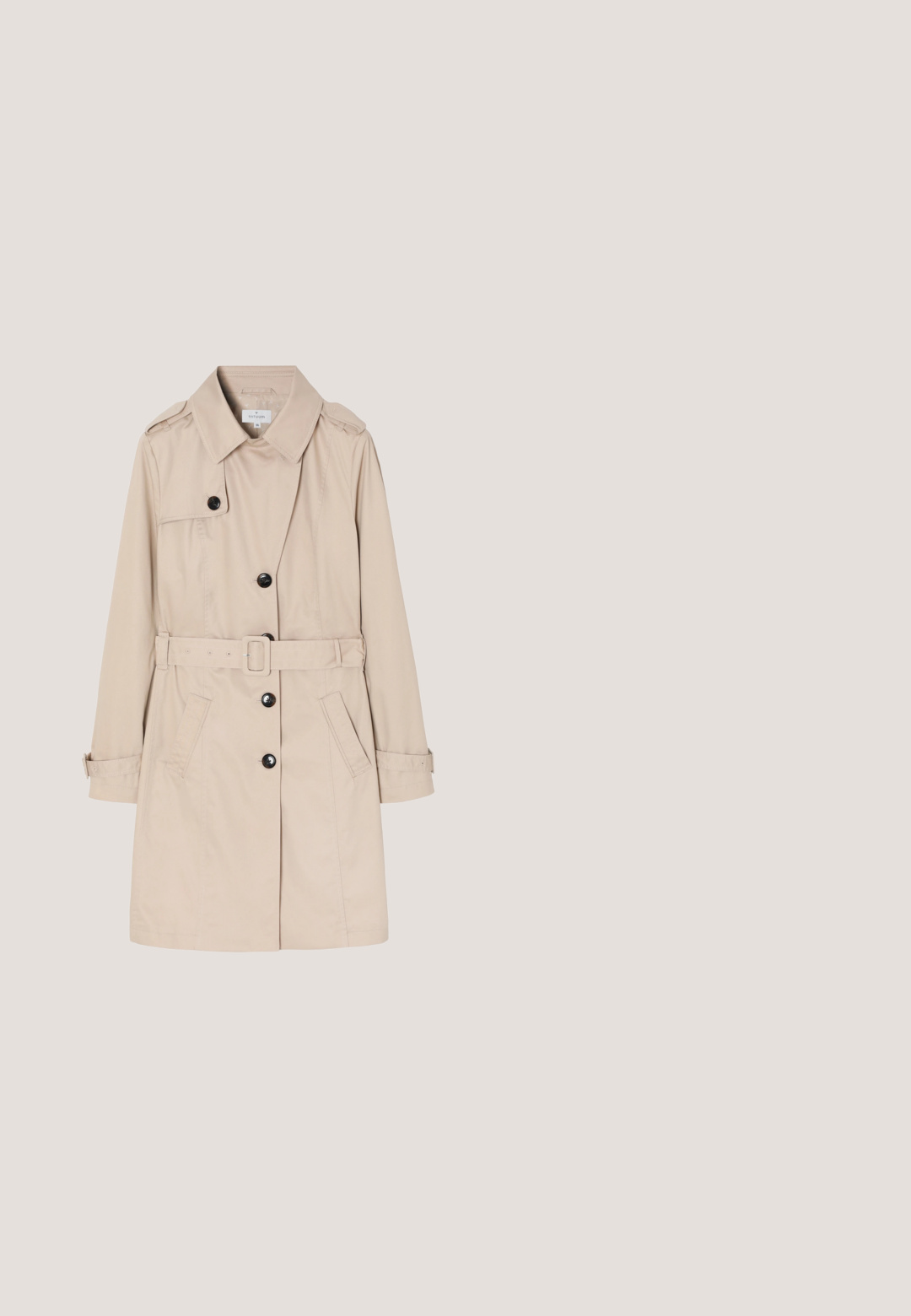 Beige Trenchcoat aus leichtem Stoff, mit doppelt geknöpftem Vorderteil, schwarzen Knöpfen, abnehmbarem Gürtel und seitlichen Taschen.; Cremefarbenes Langarmoberteil mit V-Ausschnitt und einem geknoteten Schal-Detail am Halsauschnitt. Glatte Textur mit gerafften Ärmeln.; Beige Hosen mit weitem Bein, vorderen Taschen, Gürtelschlaufen und flacher Vorderseite, dargestellt auf einem schlichten hellen Hintergrund.; Braune Leder-Sandale mit einem strukturierten goldenen Riemen, offener Zehenbereich, Knöchelriemen mit Schnalle und einer flachen Gummisohle. Einfaches, minimalistisches Design.; Goldfarbener Metallarmreif mit schlanker Form, der kleine Stern-Akzentdetails gleichmäßig um das Band verteilt aufweist.; Schmaler, hellbrauner Ledergürtel mit goldener ovaler Schnalle und kleinen goldfarbenen Nieten, zusammengerollt auf einem schlichten hellgrauen Hintergrund.