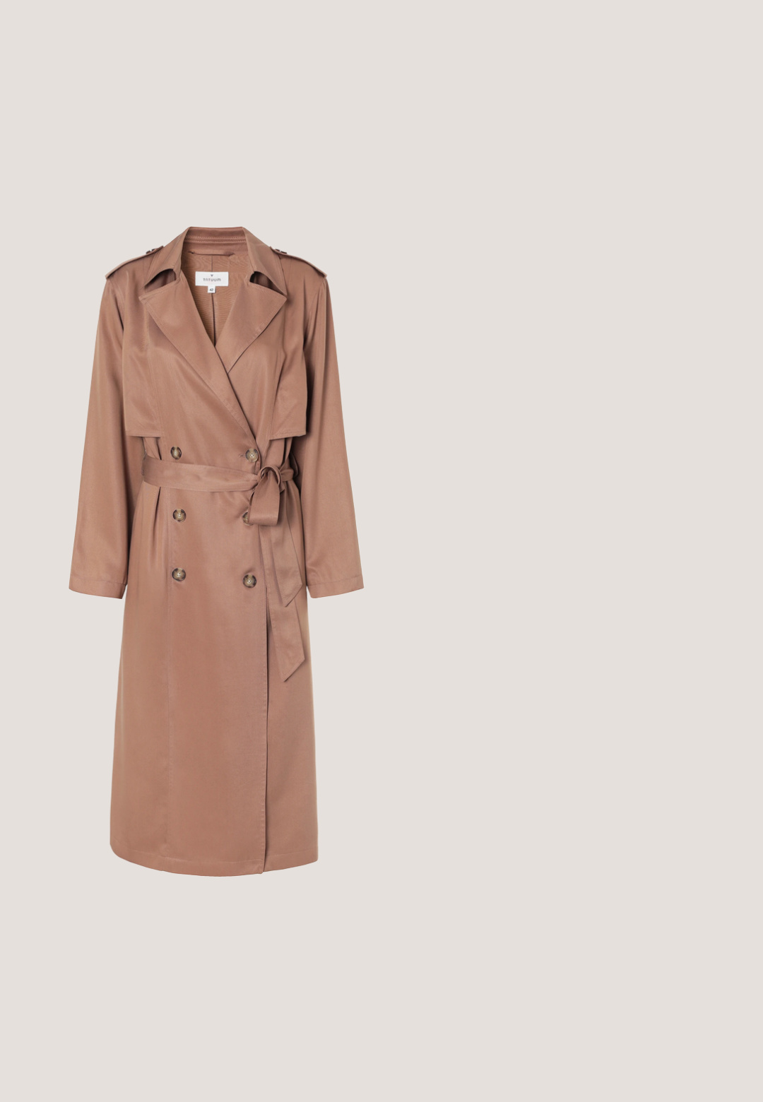 Knælang, dobbeltbreasted trench coat i blødt taupe-stof. Har en bælte i taljen, brede revers og skulderepauleter.; Beige kortærmet jumpsuit med knappelukning foran, to brystlommer, et bælte med en rund spænde og lange bukseben.; Brune læderslidesandal med en beige vævet overdel, flad sål og rund tå. Designet inkluderer en logoakcent på remmen.; Rektangulære solbriller i skildpaddemønster med brune gradientlinser og guldfarvet cirkulært logodetalje på stellets arme.; Mørkebrun læderhåndtaske med syninger ved kanterne, to håndtag og guld "RYŁKO" logo centreret på forsiden.; Guldarmbånd med fem blomsterklaser dekoreret med hvide og klare ædelsten, justerbar kæde og lukning med hummerlås på hvid baggrund.