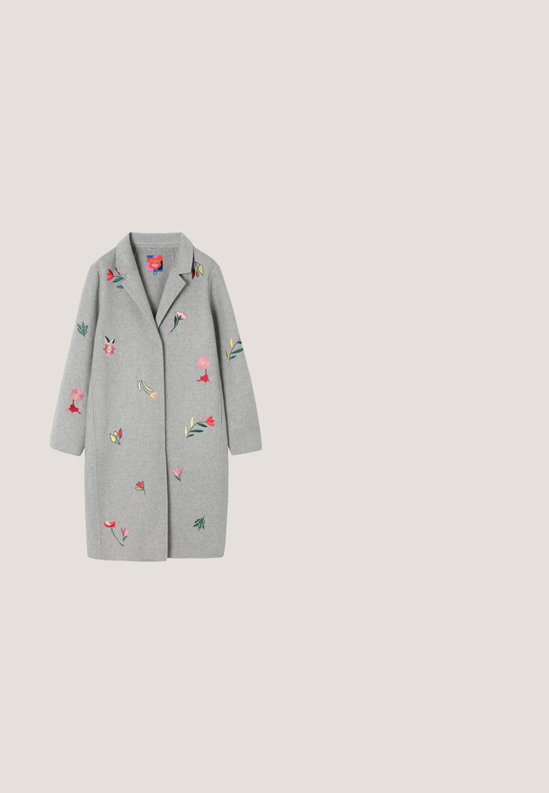 Grå uldfrakke med blomsterbroderi i pink, rød og grøn. Har en notch-krave og lange ærmer. Mellemlang design.; Lang, gennemsigtig kjole med en rynket halsudskæring i et abstrakt mønster i rød og creme. Har lange ærmer og en knytte-detalje foran.; Sorte læder knæhøje støvler med spids tå og slank buet hæl. Glat tekstur, tætsiddende design og ingen synlig hardware eller mønstre.; Skildpadde-mønstrede firkantede solbriller med brune graduerede linser og sølvfarvede accentprikker nær hængslerne på en hvid baggrund.; Denim håndtaske med klap, sort rem og guldfarvet hardware. Dekoreret med forskellige charms og rhinsten i forskellige farver.; Delikate øreringe med guldkæde med scalloped hjerteformede vedhæng, der hænger fra tynde tråde på en hvid baggrund.