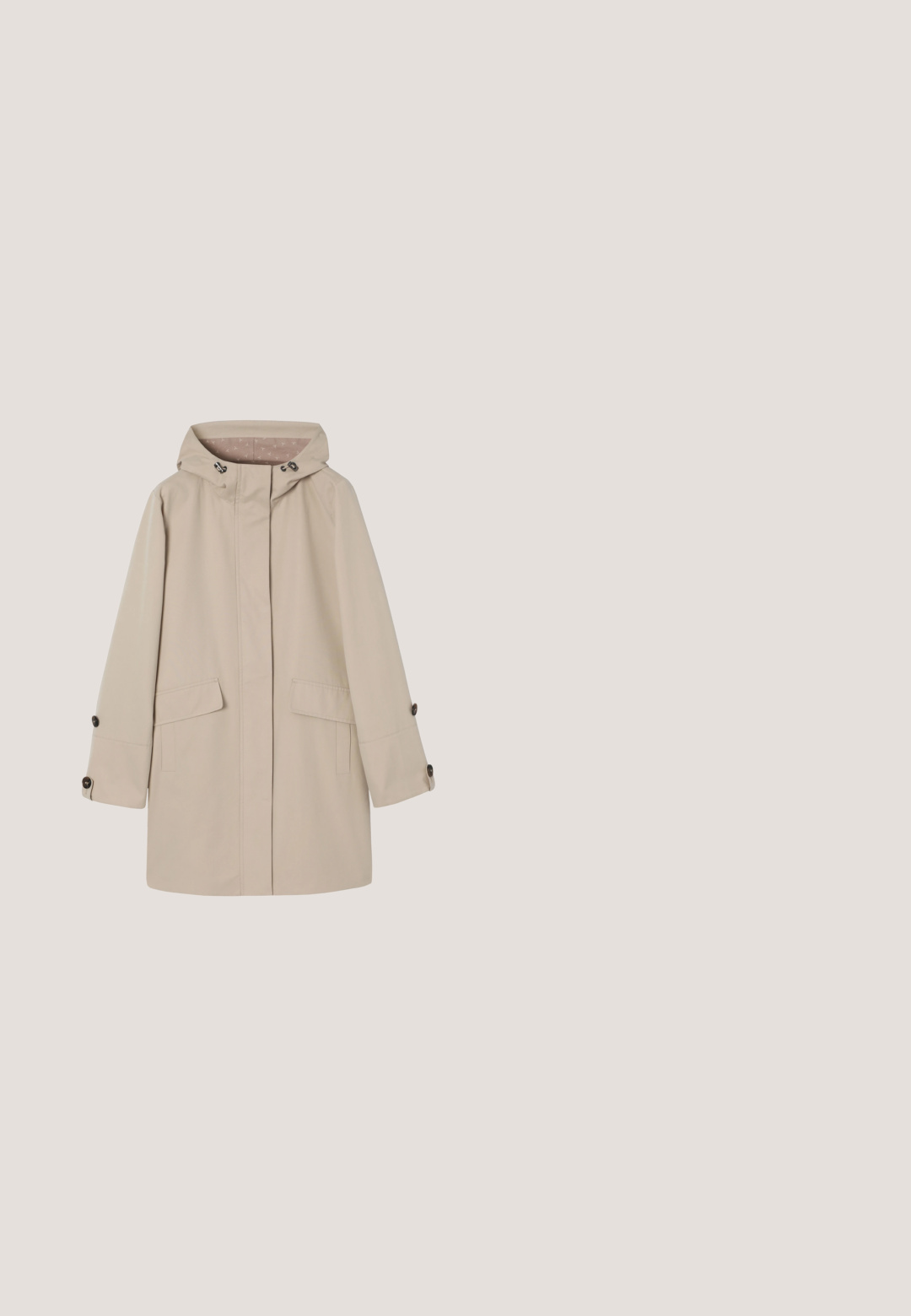 Beige regenjas met capuchon, voorzien van klepzakken aan de voorkant, een verborgen sluiting aan de voorkant en manchetten met knopen, plat uitgestald op een witte achtergrond.; Langsleeve top in lichtbeige linnenmix, met een gedraaide knoopdetails aan één zijde, ronde halslijn en een losse pasvorm.; Beige broek gemaakt van zachte stof met een ontspannen pasvorm, voorzien van een knoopsluiting, elastische tailleband en twee zijzakken.; Beige suède veterschoenen met een ronde neus, tekstuurovervlak en een stevige, crèmekleurige rubberen zool met uitgesproken profiel voor grip.; Beige leren totebag met lange schouderbanden en een subtiel goudkleurig logo aan de voorkant, tegen een effen lichte achtergrond.; Een paar zilveren geometrische creolen met een hexagonale vorm en kleine ingelegte kristallen langs de randen, op een effen lichte achtergrond.