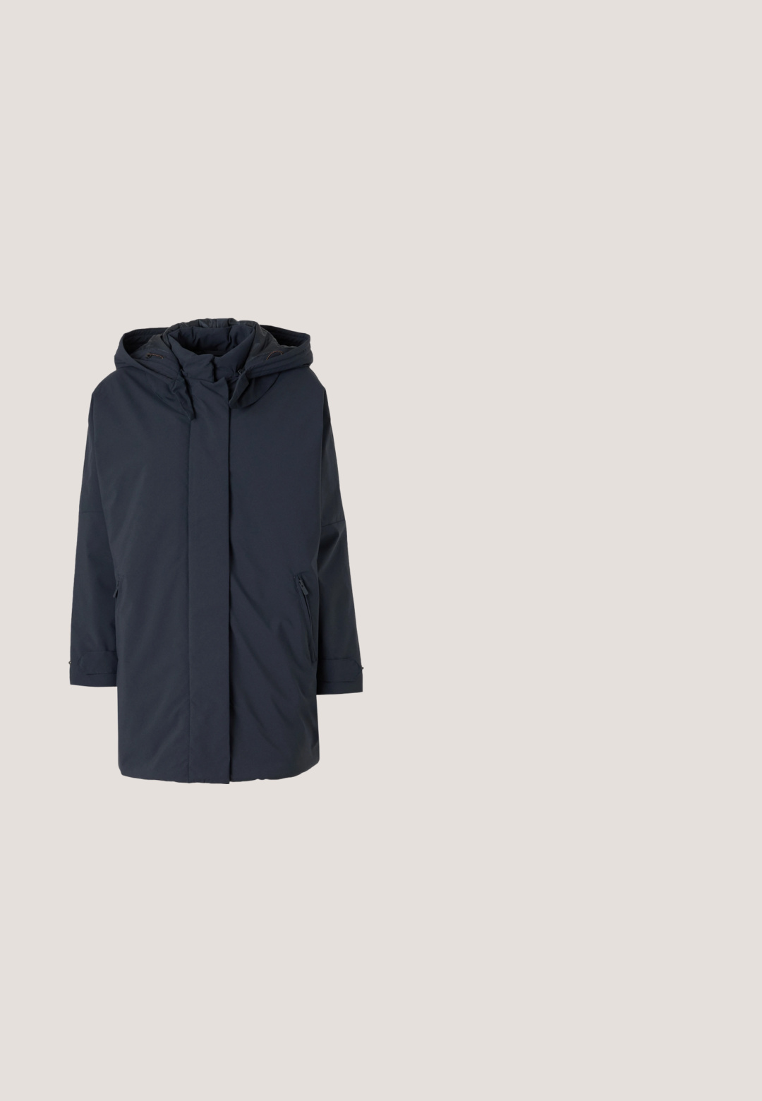Parka bleu marine rembourrée avec capuche, manches longues, fermeture éclair à l'avant et poches latérales. Tissu lisse sans motifs ni accents visibles.; Pull bleu clair en maille douce, avec manches courtes, col rond, poignets côtelés et coupe légèrement décontractée.; Jean large taille haute en denim bleu foncé avec un motif abstrait tacheté bleu clair, bouton à l'avant et poches.; Baskets basses de couleur crème avec des coutures ondulées, une fermeture à lacets et une semelle crantée, vues de côté sur un fond uni.; Petit sac à bandoulière rectangulaire en cuir vert olive avec une fine bandoulière et un logo BOSS doré au centre devant.; Paire de boucles d'oreilles créoles en bouclettes dorées brillantes sur fond blanc uni, présentant un design torsadé entrelacé.