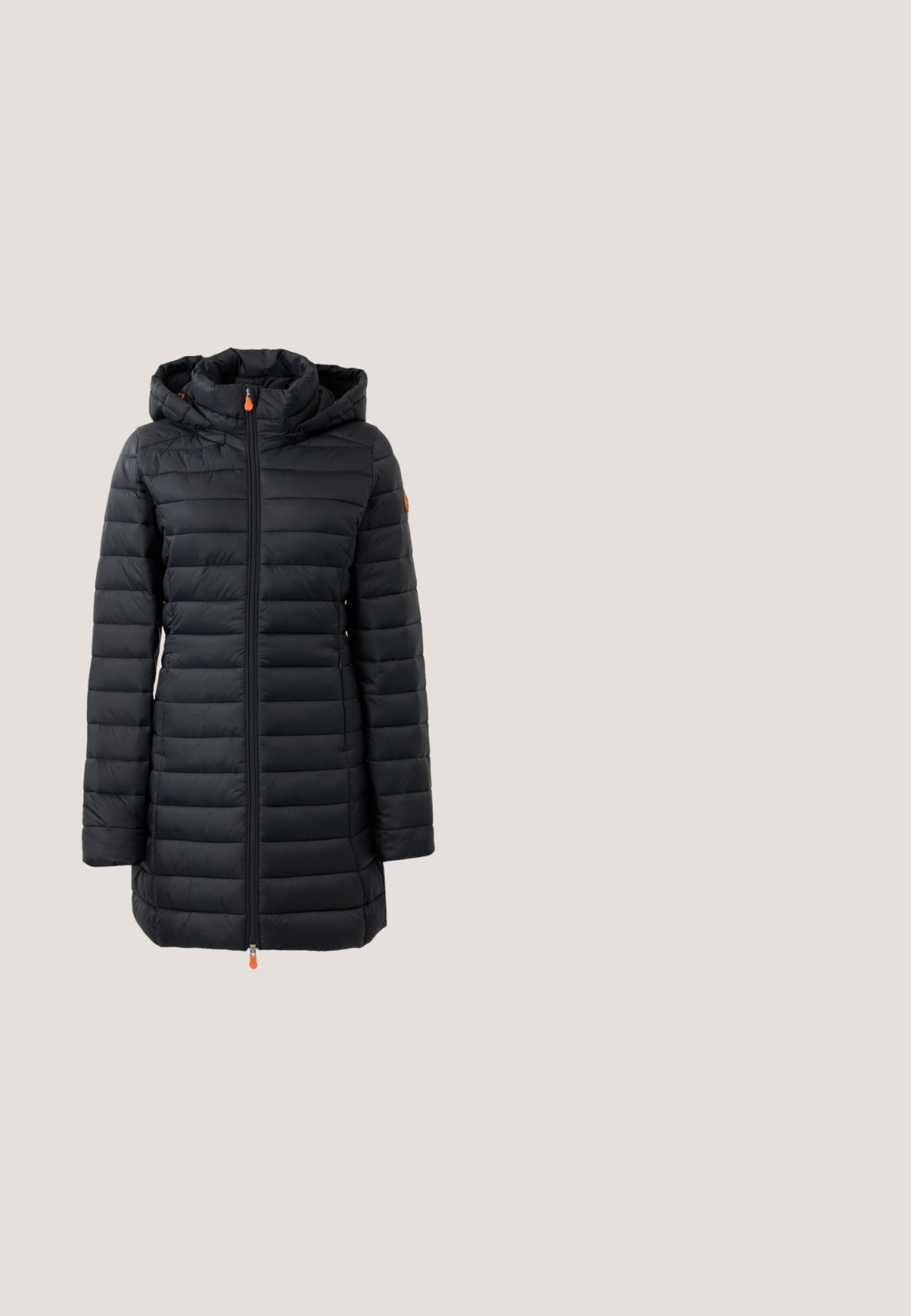 Manteau noir rembourré avec capuche, présentant un design matelassé horizontal, une texture lisse, une fermeture éclair frontale complète et des accents de tirette orange.; Pull tricot blanc à manches courtes avec encolure ronde, ourlet et poignets côtelés, présentant un petit logo sur le bas côté gauche.; Jean en denim bleu foncé avec une taille haute. Présente un style classique à cinq poches et une légère évasement en bas.; Bottine noire en cuir avec panneau latéral élastique, languette au talon et semelle basse épaisse, montrée en profil latéral sur fond blanc.; Sac à main en cuir noir, de forme incurvée et avec une poignée supérieure. Il dispose d'une bandoulière amovible et d'un logo doré discret à l'avant.; Boucles d'oreilles pendantes en or et argent avec fermoirs à levier, présentant une barre en or reliée à une barre en argent gravée "DKNY" sur un fond blanc.