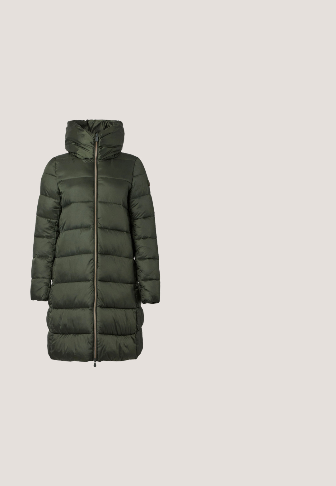 Long manteau d'hiver matelassé vert foncé avec col montant et fermeture éclair devant, conçu pour la chaleur et la protection contre le froid.; Sweat-shirt court à manches longues couleur blanc cassé, col rond et petit logo DKNY argenté centré sous l'encolure.; T-shirt marron foncé à manches courtes avec col rond et petit logo en relief A|X Armani Exchange centré sur la poitrine.; Jean denim bleu clair taille haute avec bouton et fermeture éclair devant, cinq poches, jambes légèrement évasées et légère décoloration au niveau des cuisses.; Baskets basses de couleur crème avec des coutures ondulées, une fermeture à lacets et une semelle crantée, vues de côté sur un fond uni.; Grand sac à main vert olive avec deux poignées et une pochette zippée détachable assortie, tous deux en cuir lisse, sur un fond clair.