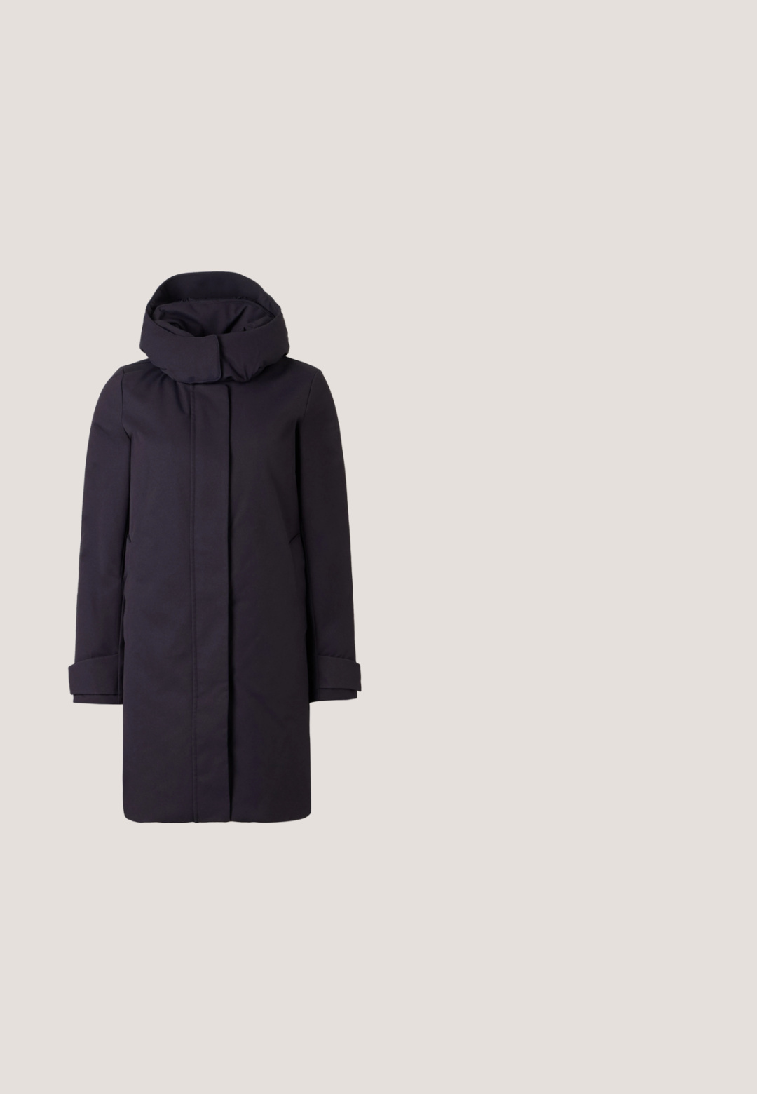 Dunkellila, mittellanger Parka mit hohem Kragen, ausgestattet mit langen Ärmeln und umgeschlagenen Bündchen. Hergestellt aus einem glatten, strapazierfähigen Material.; Marineblaues, kurz geschnittenes Cardigan aus weichem Strickstoff, mit V-Ausschnitt, langen Ärmeln und sechs Knöpfen entlang der Vorderseite.; Kurzärmliges T-Shirt mit Rundhalsausschnitt in Hellgrau, aus weichem Stoff mit glatter Textur und dezentem Nähten an ärmeln und Kragen.; Dunkelblaue Denim-Jeans mit weitem Bein, ausgestattet mit einem umgeschlagenen Saum, der "BLANCHE" in fetten schwarzen Buchstaben auf einem hellblauen Bündchen zeigt.; Hellrosa Wildlederschuhe mit weißen Schnürsenkeln, orangefarbenen Akzenten und einer Sohle aus Gummi. Sie verfügen über eine glatte Textur und ein schlichtes Design.; Rote Leder-Umhängetasche mit schwarzem Rand, einer Vordertasche und einem verstellbaren Riemen vor einem schlichten weißen Hintergrund.