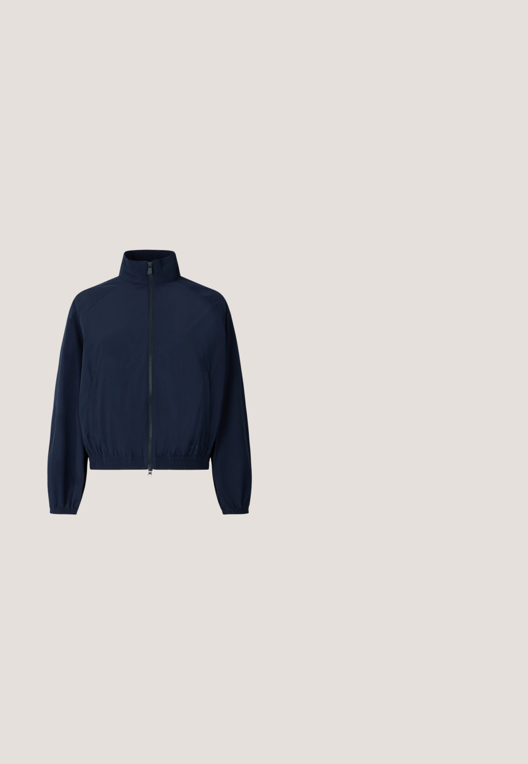 Marineblaue leichte Jacke mit hohem Kragen, durchgehendem Frontreißverschluss, elastischen Bündchen und elastischem Bund, vor weißem Hintergrund dargestellt.; Dunkelblaues Kapuzen-Sweatshirt aus weichem Stoff, mit einem kleinen hellblauen Logo auf der linken Seite und Schlitzen an dem Saum.; Dunkelblaue Baumwoll-T-Shirt mit rundem Halsausschnitt und kurzen Ärmeln. Verfügt über einen geraden Schnitt und ein kleines Markenetikett an der Seite.; Navyblaue weit geschnittene Hose aus weichem Stoff mit glatter Textur, ausgestattet mit zwei vorderen Falten und einem elastischen Bund für zusätzlichen Komfort.; Blauer Velours-Sneaker mit weißen Schnürsenkeln und Streifen, weißem Fersenpatch und hellbrauner Gummisohle, im Seitenprofil gezeigt.; Blaue Veloursleder-Tragetasche mit zwei Griffen und der Prägung "Liebeskind Berlin" auf der Vorderseite, dargestellt vor weißem Hintergrund.