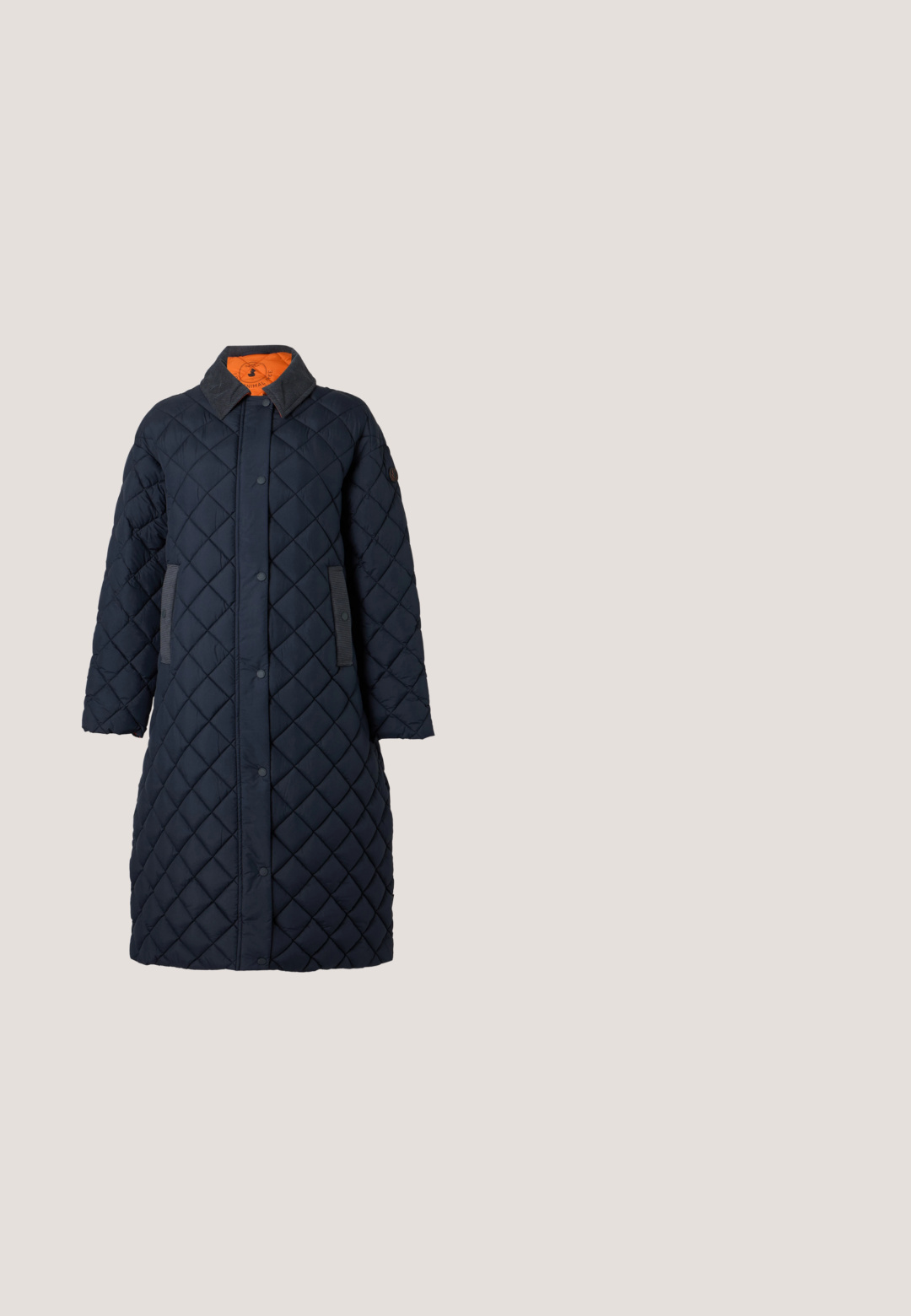 Lange donkerblauwe doorgestikte jas met drukknopen, donkere kraag, twee zijzakken en zichtbare oranje voering aan de binnenkant van de kraag.; Marineblauwe gebreide trui met een ronde hals, lange mouwen, geribde boorden en zoom. Heeft een gestructureerde afwerking en subtiele schouderdetails.; Effen lichtblauw T-shirt met korte mouwen en ronde hals, met een relaxte pasvorm op een witte achtergrond.; Klassieke rechte blauwe spijkerbroek met knoop aan de voorkant, rits en vijfzakkenontwerp tegen een effen lichte achtergrond.; Low-profile sneaker in crèmekleur met golvende stiksels, vetersluiting en een geribbelde zool, zijaanzicht tegen een effen achtergrond.; Marineblauwe stoffen tas met een gestructureerde afwerking, voorzien van zwarte lederen accenten, een gespsluiting en een cilindervorm.
