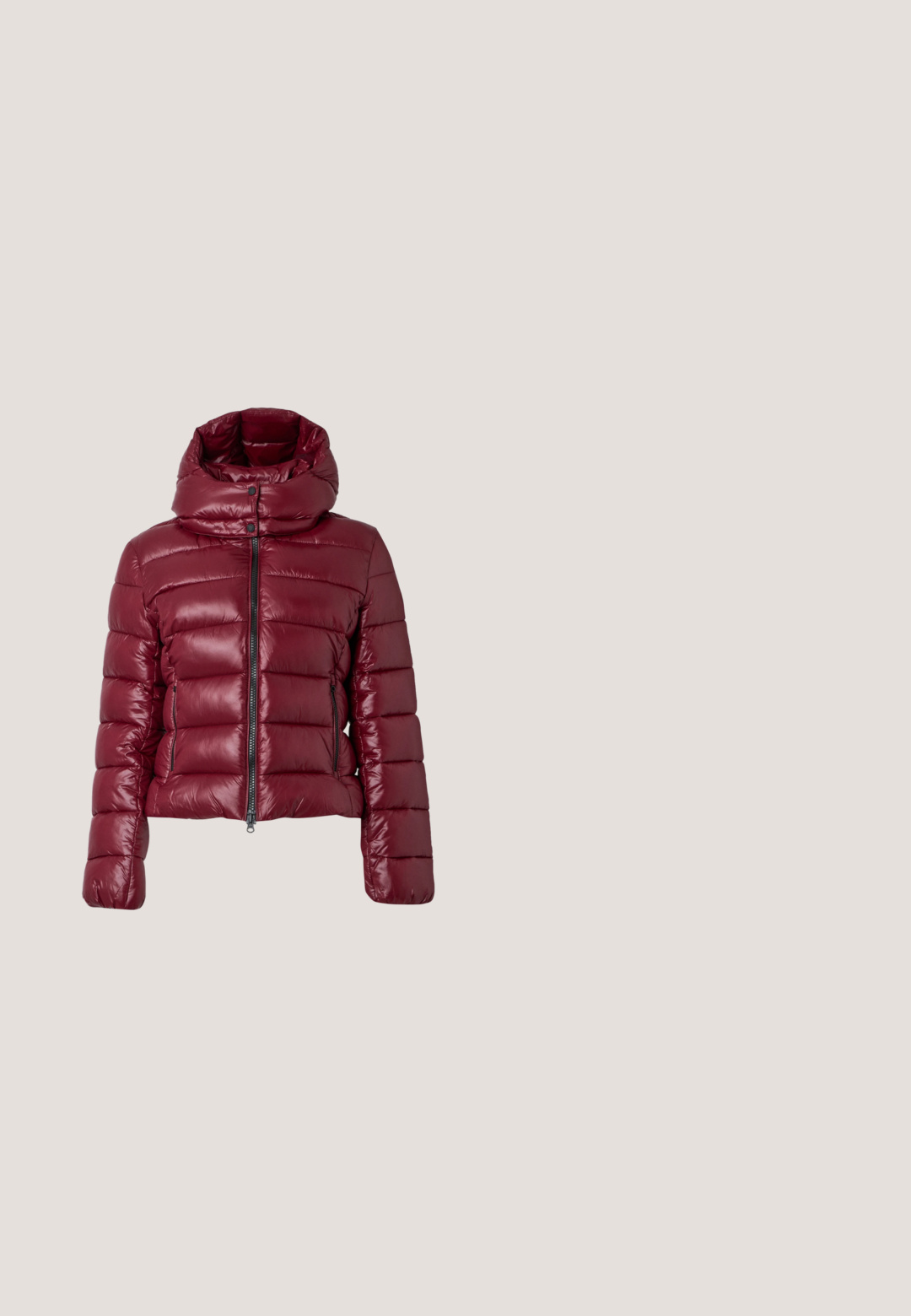 Veste matelassée bordeaux avec couture horizontale, fermeture éclair intégrale à l'avant, poches latérales zippées et col montant rembourré avec boutons-pression.; T-shirt noir à manches courtes avec un graphisme rouge d'un cupidon tenant un arc et une flèche, centré sur la poitrine.; Jean droit en denim bleu avec un lavage délavé et une chaîne dorée ornée de perles suspendue à la boucle de ceinture avant.; Baskets en cuir bourgogne avec panneau en tissu texturé et motif de logo, semelle en caoutchouc blanche, et lacets ton sur ton. Accent doré à l'arrière.; Petit sac à main en cuir magenta courbé avec bandoulière réglable et fermeture à boucle dorée au centre avant.; Boucles d'oreilles créoles en or avec pendentifs en forme de pierres précieuses rectangulaires violet clair reposant sur une surface blanche.
