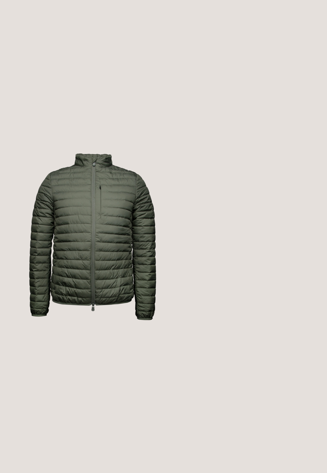 Veste rembourrée vert olive avec un col haut, fermeture éclair sur le devant et un design à matelassage horizontal. Comprend une petite poche zippée sur la poitrine.; Hoodie blanc avec inscription "GANT SPORTSWEAR" et un grand logo "G" en marine, doté de poignets et d'un ourlet côtelés. Texture de tissu lisse.; Polo à manches courtes en vert olive, présentant un design en maille texturée et aérée avec des rayures horizontales et un col et un ourlet côtelés.; Pantalon de survêtement blanc avec une taille élastique, comportant les lettres "USA" en bleu marine et un petit drapeau en accent sur la jambe gauche. Texture lisse.; Baskets blanches avec des accents en daim beige, des rayures noires et bleues, et une semelle en caoutchouc texturée. Présente des éléments de marque sur le côté et la languette.; Pochette noire Guess avec motif monogramme gris, poche zippée à l’avant et plaque logo métallique triangulaire sur fond lisse.