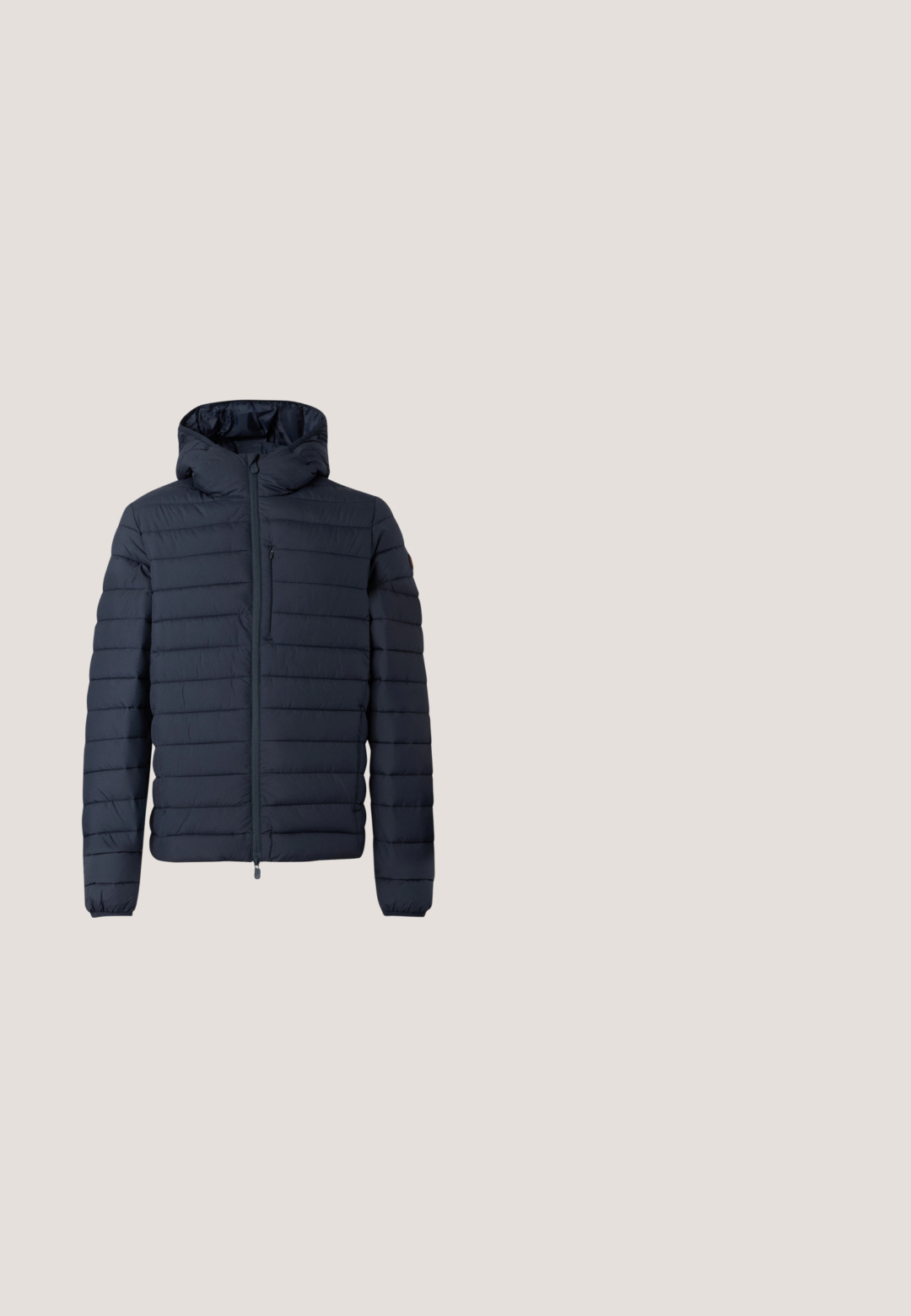 Doudoune bleu marine foncé avec capuche, présentant des sections matelassées horizontales, une fermeture éclair frontale et des poignets élastiques. Design minimaliste avec des accents subtils.; Chemise à manches courtes boutonnée en bleu, fabriquée en tissu texturé. Comprend un col cranté et une poche poitrine.; Pantalon beige fuselé avec taille élastique, fermeture par bouton et braguette zippée à l'avant, présenté sur un fond blanc plat.; Chaussure habillée en cuir noir brillant avec un petit talon, fermeture à lacets et bout rond, vue de côté sur un fond uni et clair.; Sac à bandoulière en cuir noir avec une surface texturée, poche avant zippée et une sangle en tissu réglable. Design simple et carré.; Ceinture en cuir noir enroulée avec une boucle rectangulaire argentée et un détail de surpiqûres rouges subtiles près de la boucle.