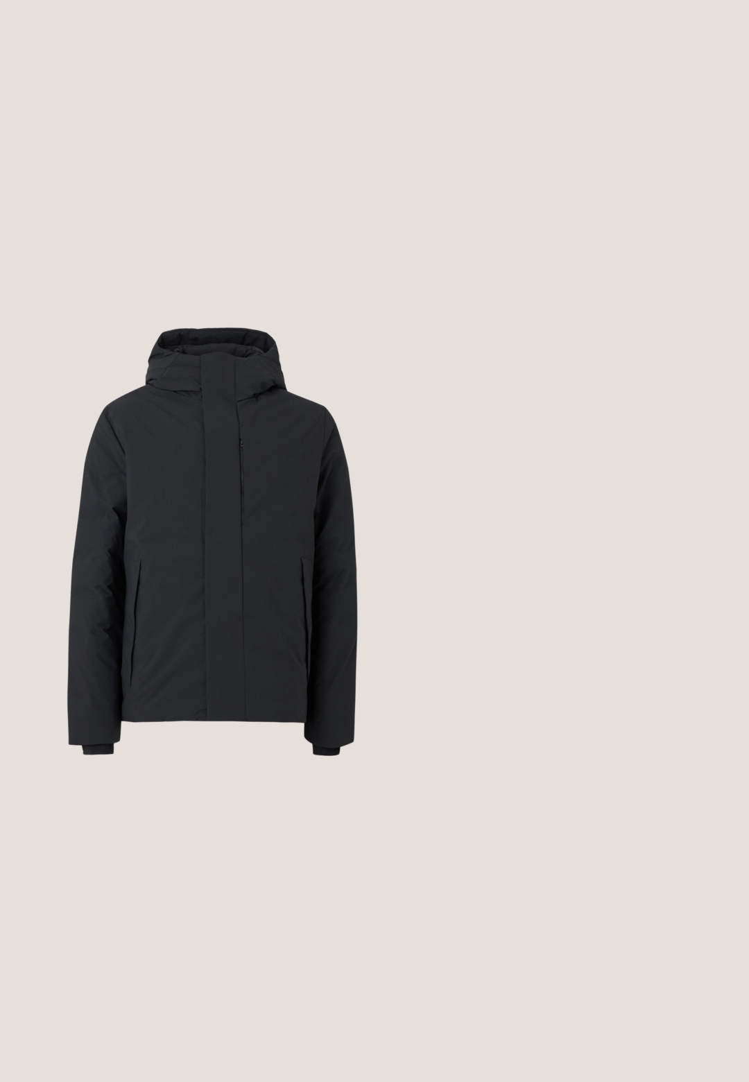 Zwarte geïsoleerde winterjas met capuchon, ritsafsluiting aan de voorkant, twee zijzakken en elastische manchet, met een strakke, minimalistische ontwerpsstijl.; Zwarte gebreide cardigan met lange mouwen, geribbelde manchet, vijf voorknopen en V-hals, plat gelegd op een witte achtergrond.; Witte katoenen t-shirt met korte mouwen, ronde hals en een soepele textuur. Geen patronen of accenten zichtbaar.; Donkerblauwe denim jeans met een slim recht model, klassieke vijf-pocket stijl en een knoopsluiting bij de taille.; Zwarte leren instapper met een glanzende afwerking, een ronde neus, subtiele stiksels en een dikke rubberen zool voor duurzaamheid.; Donkerbruine stoffen heuptas met diagonale ritssluiting en klein wit logo aan de voorkant, tegen een effen lichte achtergrond.