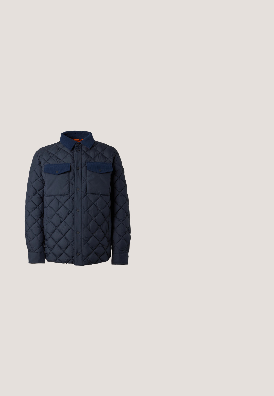 Chaqueta azul marino acolchada con botones a presión, dos bolsillos en el pecho con solapas y cuello de pana.; Jersey azul de manga larga con panel tejido texturizado y media cremallera con rayas multicolor en el cuello.; Camiseta de algodón azul claro con cuello redondo y mangas cortas. La tela tiene una textura suave y un diseño de ajustado relajado.; Pantalones azul marino oscuro con corte recto, cierre de botón y cremallera, trabillas para cinturón y un diseño limpio y ajustado.; Bota Chelsea de cuero marrón oscuro con panel lateral elástico, tacón bajo y tiras para tirar en la parte delantera y trasera.; Bolso bandolera de cuero marrón oscuro con textura, correa ajustable y pequeño adorno decorativo azul en el lateral.