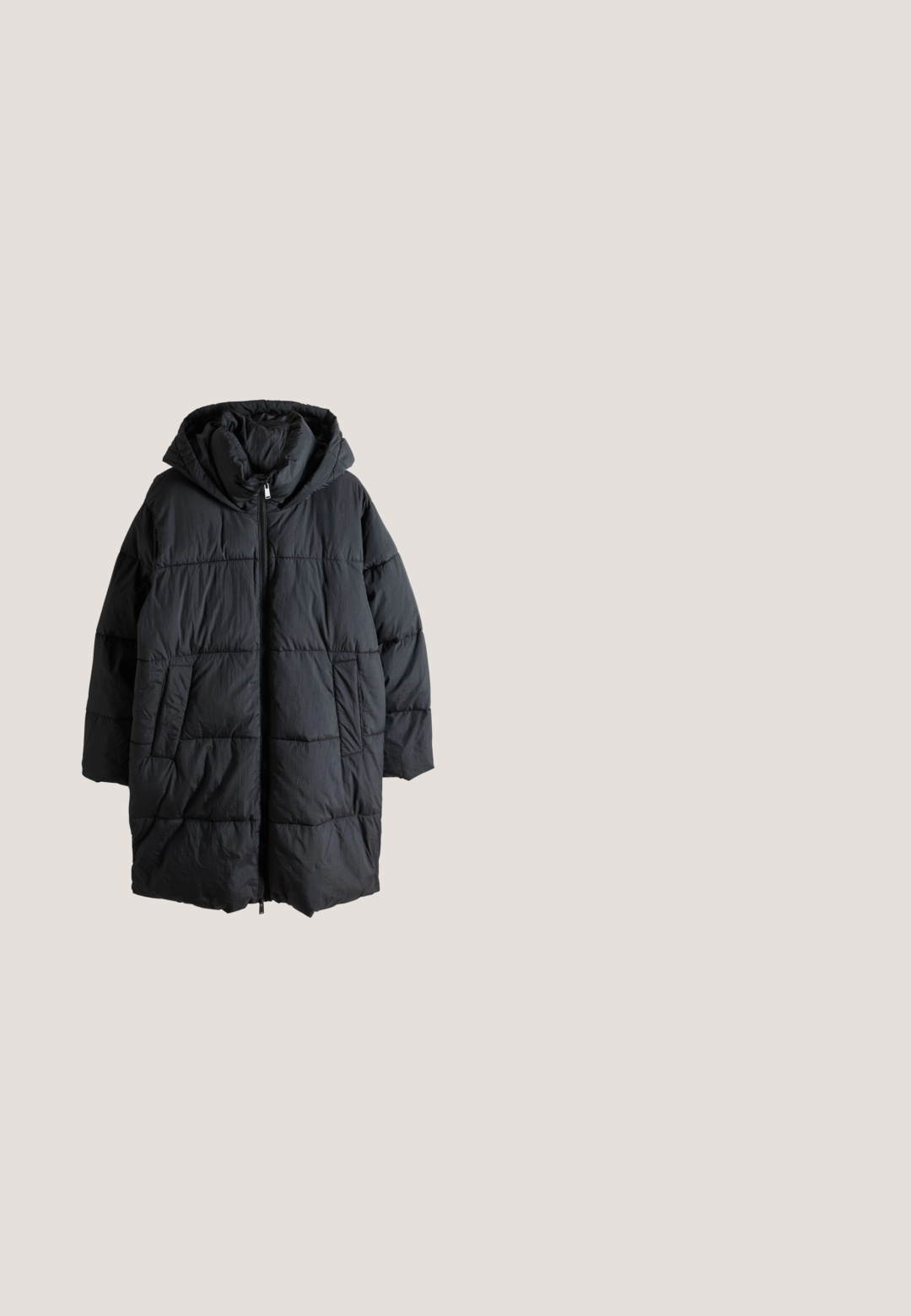 Zwarte donzen jas met capuchon, voorzien van een ritssluiting en twee zijzakken. De stof heeft een gestructureerde, doorgestikte uitstraling.; Grijze zip-up hoodie met een grote capuchon, lange mouwen en zijzakken. Glad formaat met een comfortabele pasvorm en minimale details.; Zwart shirt met lange mouwen en horizontale dunne grijze strepen, bootnek, aangesloten taille en verlengde manchetten van het merk Weekday.; Zwarte wijde broek met een elastische tailleband, met een gladde textuur en twee plooien aan de voorkant voor extra detail.; Zwarte sportschoen met een glad leren bovenwerk, suède accenten en een gebogen witte middenzool; voorzien van een gestructureerde donkerrode buitenzool.; Zwarte schoudertas met een gebogen vorm. Gemaakt van leer en suedine, beschikt over een grote voorkant met een subtiele logo en een verstelbare schouderband.