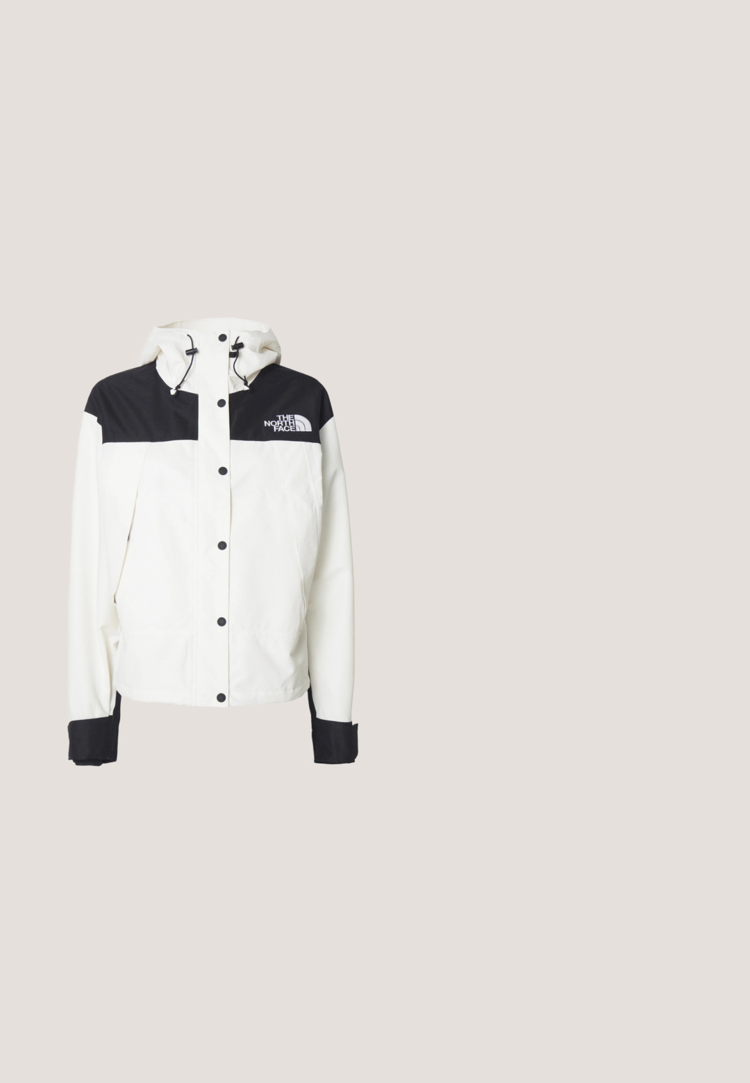Hvid jakke med en sort overlåsning og skuldre, der har hætte, trykknapper og sorte manchetter. The North Face-logoet er på brystet.; The North Face ESSENTIAL OVERSIZE CREW - Sweatshirt - white dune; Sort hoodie kjole lavet af blødt stof, med en front kangaroo lomme, justerbar snørehætte og et lille logo på brystet.; Beige sko med røde snørebånd, placeret på en blå tekstureret overflade, delvist synliggørende en persons ankel. Skoene har et sporty design.; Sort denim skuldertaske med dobbelte rebstropper og knuder i enderne på hver side, sat mod en ensartet hvid baggrund.; Sølvøreringe i form af hoops med en glat, blank finish. Cirkulær form, der har en sikker lås. Simpelt og elegant design.