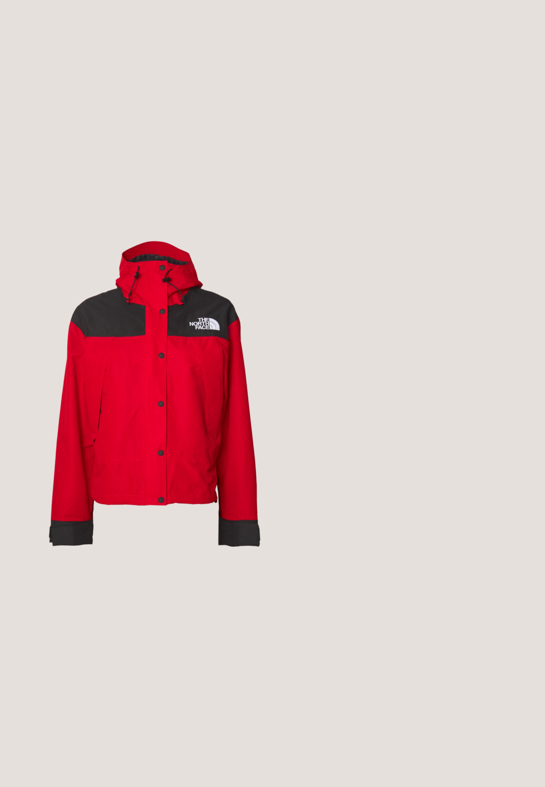 Veste imperméable rouge avec un panneau supérieur noir, capuche réglable et fermetures à pression. Présente le logo sur la poitrine et des poignets élastiques.; Un sweat-shirt cropped orange vif avec un col montant et une fermeture éclair demi-longueur, présentant des manches larges et un tissu texturé pour plus de confort.; T-shirt en coton rouge à manches courtes, avec un logo Nike noir et une petite étiquette de marque sur la poitrine. Col rond simple.; Pantalons de survêtement orange vif, fuselés, avec taille élastique, poches latérales et poignets côtelés, présentés de face sur un fond blanc.; Baskets de sport rouge vif avec semelles épaisses, larges sangles et longues lanières en ruban autour de la cheville, présentées sur un fond blanc uni.; Petit sac à main orange avec poignée rembourrée, fermeture éclair et plaque avec logo Tommy Jeans à l'avant sur fond blanc.