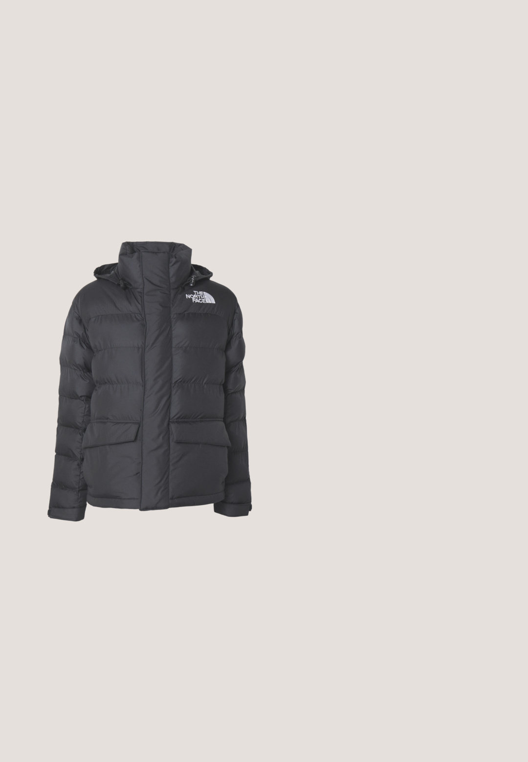 Must mustaga jope kõrge kraega, lukuga ja kahe eesmise taskuga; vasakul rinnal on logo "The North Face".; Kreem värvi pika varrukaga kõrge kaelusega tee, millel on oranžid horisonaalsed triibud ja tumeda pruuniga palmipuude graafika vasakul rinnal. Pehme kangas.; Tumed sinised sirge säärega teksapüksid, esipoolsed nööbid, tõmblukuga sulgur ja viie taskuga stiil valgel taustal.; Mustad madala säärega tennistoss valge küljeriba, valgete paelte ja kreemika tallaga heledal hallil taustal.; Must mustriga mustriga kott musta kangast, pehme tekstuuriga pinnaga, ümar kuju ja ühe rihmaga. Minimalistlik disain, ilma nähtava riistvara või aktsentideta.; Paari säravaid hõbedast meritäheke-kujulisi kõrvarõngaid, millel on viis ebaühtlast haru valgel taustal.