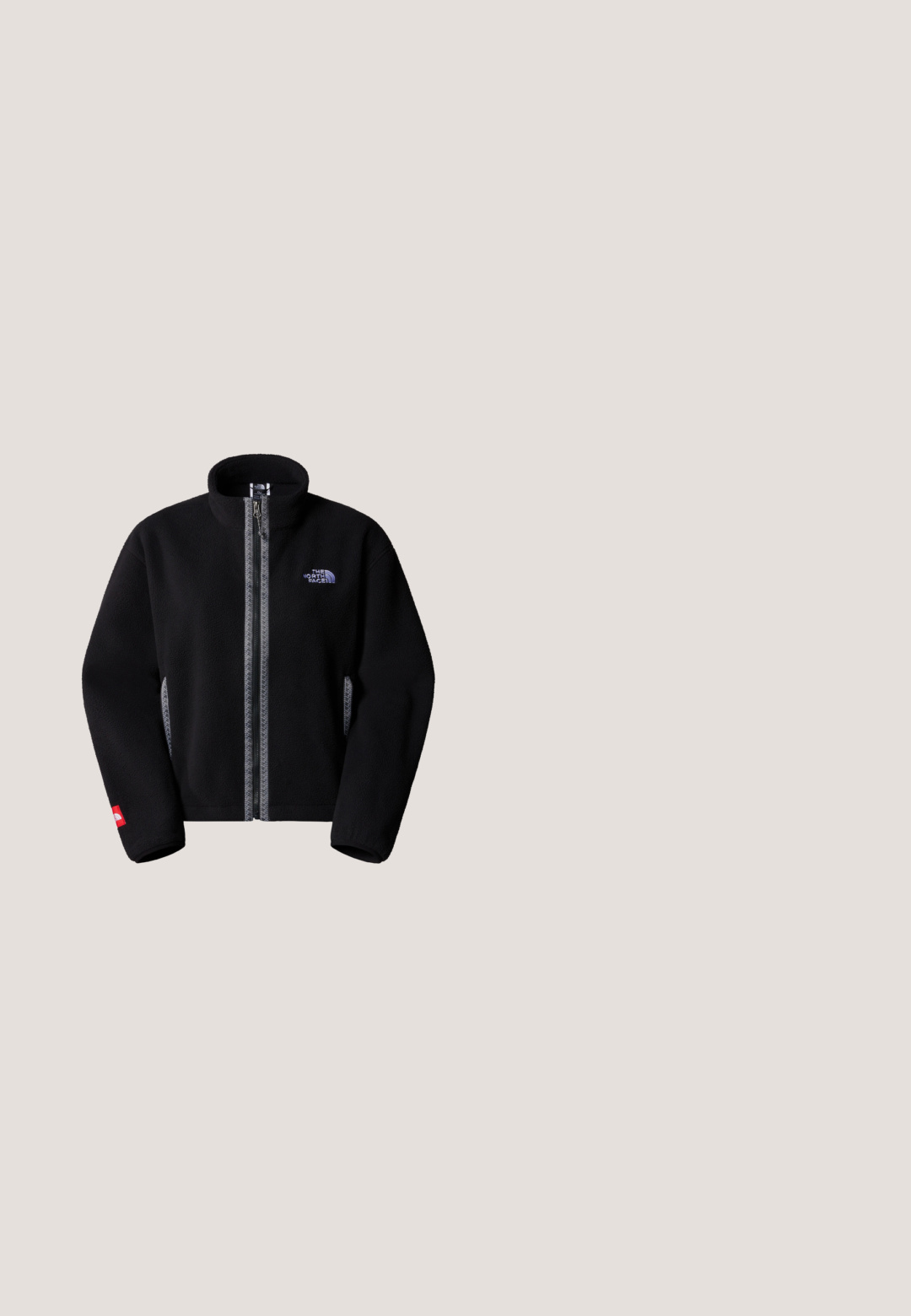 The North Face TNF FLEESKI - Veste polaire - tnf black; Sweat à capuche gris en polaire avec une coupe décontractée, des poignets côtelés et un petit logo blanc sur la poitrine gauche. Texture douce et design simple.; T-shirt noir à manches longues avec col rond et logo blanc The North Face sur la poitrine gauche sur fond blanc.; Pantalons légers noirs avec une taille élastique et une ceinture ajustable. Dotés de jambes fuselées et de panneaux de genoux renforcés pour plus de durabilité.; Chaussure d'extérieur en suède marron avec des lacets bleus, semelle en caoutchouc noir et un design épuré. Équipée d'une languette à l'arrière pour un enfilage facile.; Sac d'épaule en nylon noir avec une texture lisse, une forme incurvée, une sangle ajustable et un petit logo sur le devant.