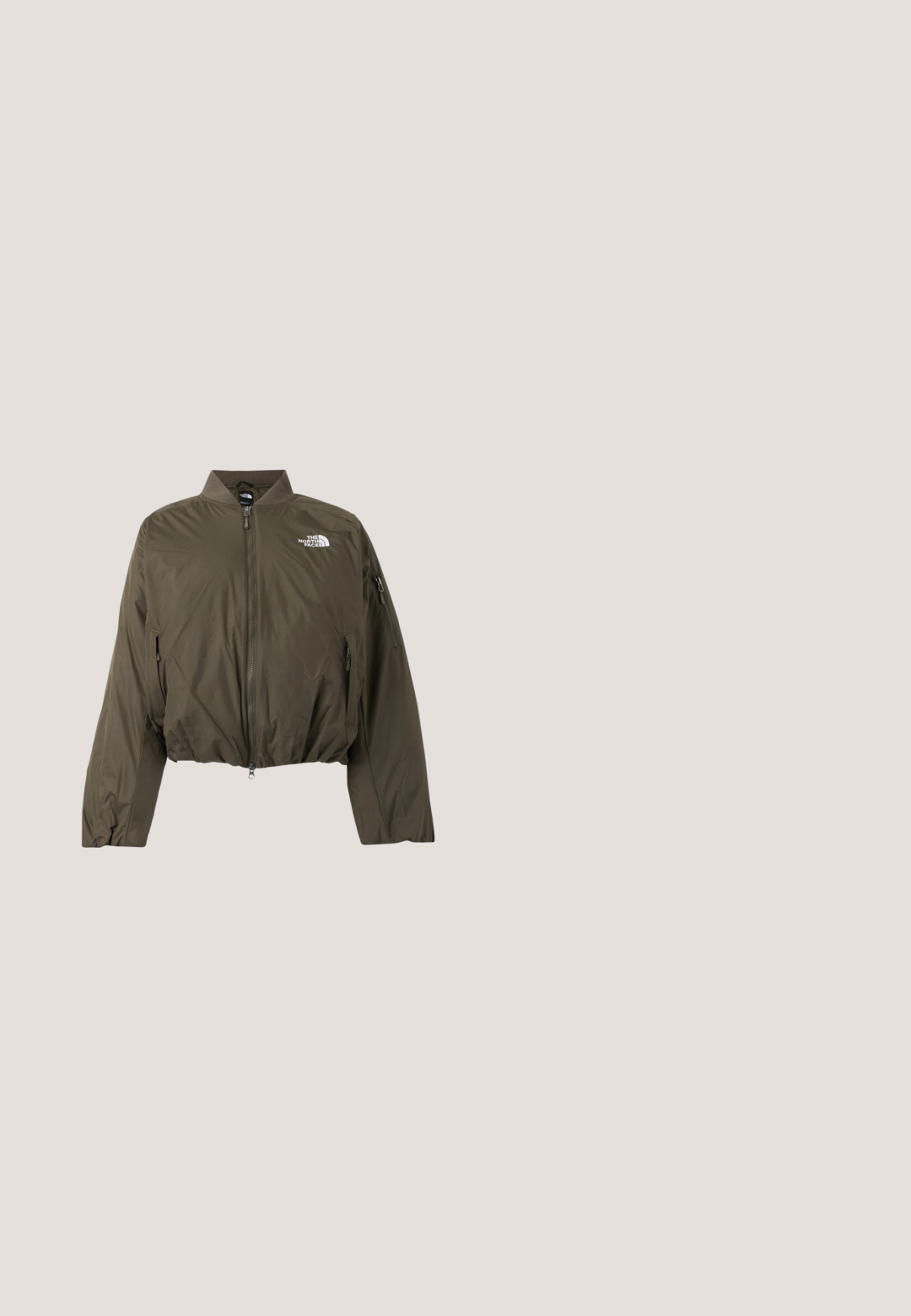 Bomber bunda olivovo zelenej farby s predným zipsom, rebrovaným golierom, vreckami so zipsom a logom The North Face na hrudi a vrecku na rukáve.; Čierne mikinové šaty s kapucňou, klokaním vreckom, rebrovanými manžetami a nastaviteľnými šnúrkami. Vyrobené z mäkkej látky s uvoľneným strihom.; Vysoká čierna kožená čižma so strieborným remienkom okolo hornej časti lýtka a nízkym štvorcovým podpätkom.; Čierne slnečné okuliare s oválnymi šošovkami a hnedým odtieňom, so zlatými akcentmi na ramienkach a lesklým čiernym povrchom, s minimálnym viditeľným logom.; Čierna sieťovaná taška s obdĺžnikovým dnom a jedným popruhom, s textom „Mads Nørgaard Copenhagen“ na prednej strane.; Pár lesklých strieborných náušníc v tvare srdca s drobnými detailmi kľúčovej dierky na jednoduchom svetlom pozadí.