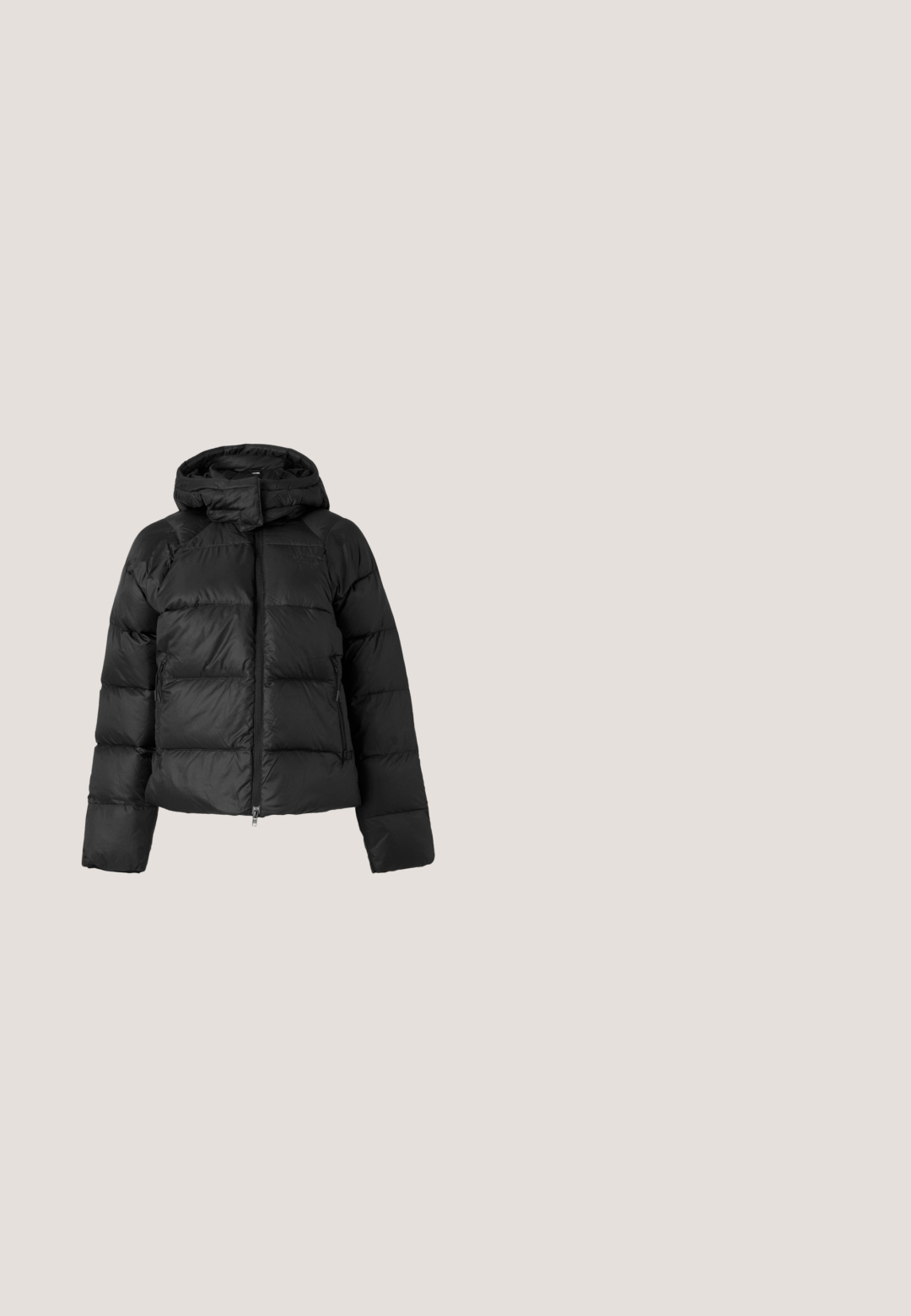 Čierna prešívaná bunda s kapucňou, predným zipsom a bočnými vreckami na zips, navrhnutá pre teplo a vonkajšie použitie.; Pegador BELLY OVERSIZED HOODIE - Mikina s kapucňou - washed black; Čierne bavlnené tričko s okrúhlym výstrihom. Na ľavej strane hrudníka sú biele nápisy vrátane japonských znakov a textu "Slurp Away."; Čierne široké nohavice s hladkou štruktúrou, s gombíkovým zapínaním a prednými vreckami s dekoratívnym prešívaním a detaily s dierkovaním.; Čierne tenisky s masívnym dizajnom, obsahujúce textúrovaný zvršok, sieťovinové panely a hrubú gumovú podrážku. Viditeľné reflexné šnúrky a detaily značky.; Čierna látková taška cez rameno s nastaviteľným popruhom, predný vrecko s modrým sťahovacím šnúrkou a malá obdĺžniková logo nášivka v spodnej časti.