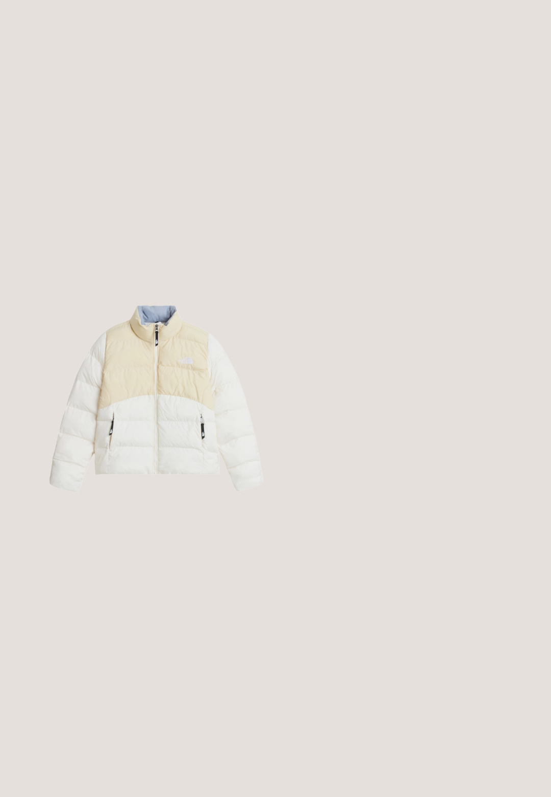 Kort hvid og beige dunjakke med fuld frontlynlås og to lynlåslommer i siderne, stående krave og lyseblåt inderfor.; Sort kvart-zip pullover sweatshirt med høj krave, lange ærmer, lynlås lomme på venstre arm og hvid The North Face-logo på brystet.; Kremfarvet kortærmet t-shirt med lille lilla bjerggrafik og The North Face-logo på brystet.; The North Face W QUEST SOFTSHELL PANTS - Bukser - tnf black; Sort quiltet slip-on sko med tyk hvid rillede sål og justerbar snøre ved hælen for en sikker pasform.; Sort skuldertaske i nylon med glat tekstur, buet form, justerbar rem og en lille logodetalje foran.