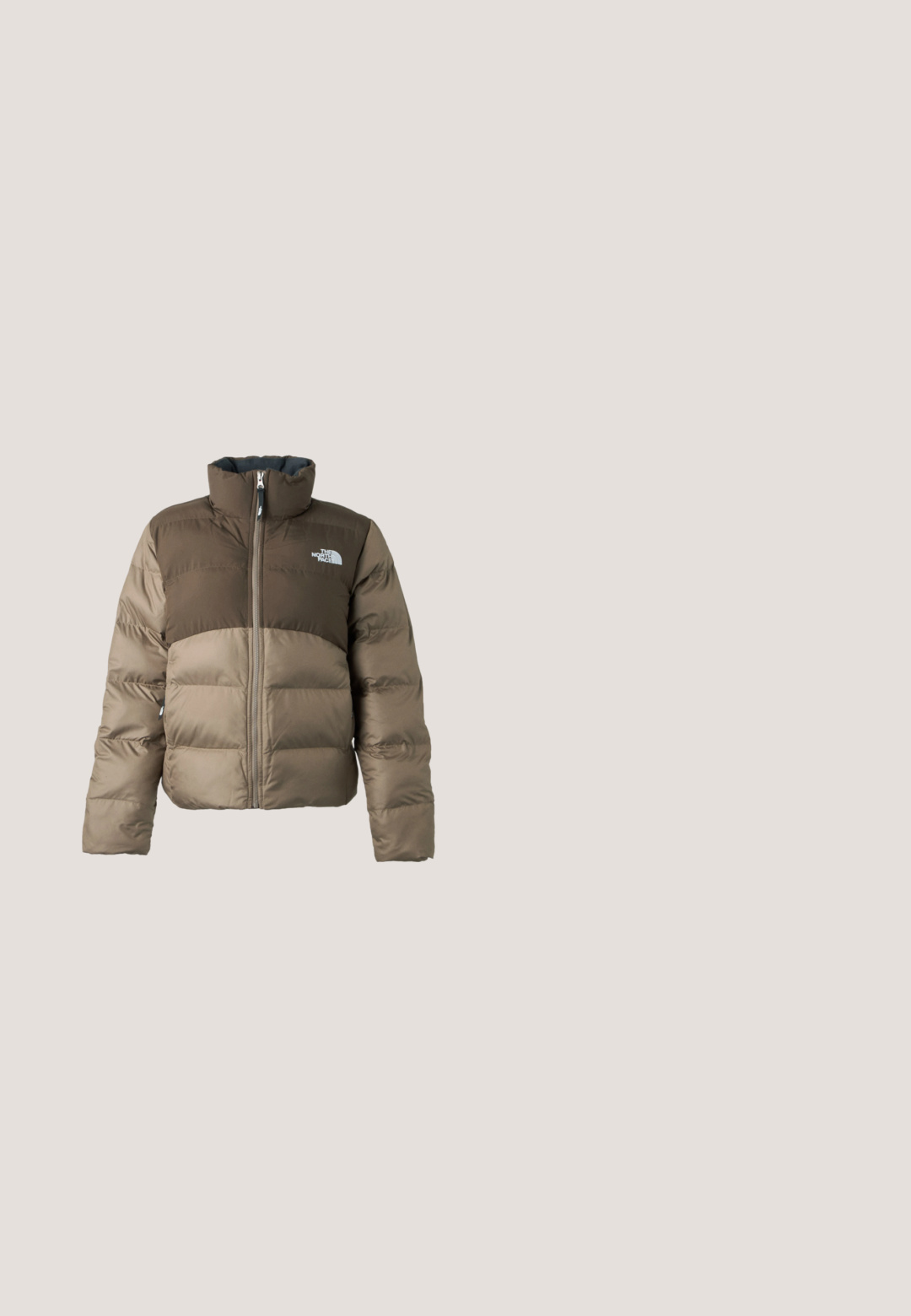 Dvojfarebná hnedá prešívaná bunda s predným zipsom a vysokým golierom, s logom The North Face na hrudi.; Čierna mikina s kapucňou, vyrobená z bavlnenej zmesi, s prednou klokankou, stiahnuteľnou kapucňou a vyšívaným logom na ľavej hrudi.; Čierne tričko s krátkym rukávom z bavlny s okrúhlym výstrihom. Na ľavej strane na hrudi má malý biely logotyp a štandardný strih.; Čierne nohavice s elastickým pásom a elastickými manžetami s malým bielym logom Carhartt na hornej ľavej stehne.; The North Face BASE CAMP WP MULE - Našuchovačky - tnf black tnf black; Čierna sieťovaná taška s obdĺžnikovým dnom a jedným popruhom, s textom „Mads Nørgaard Copenhagen“ na prednej strane.