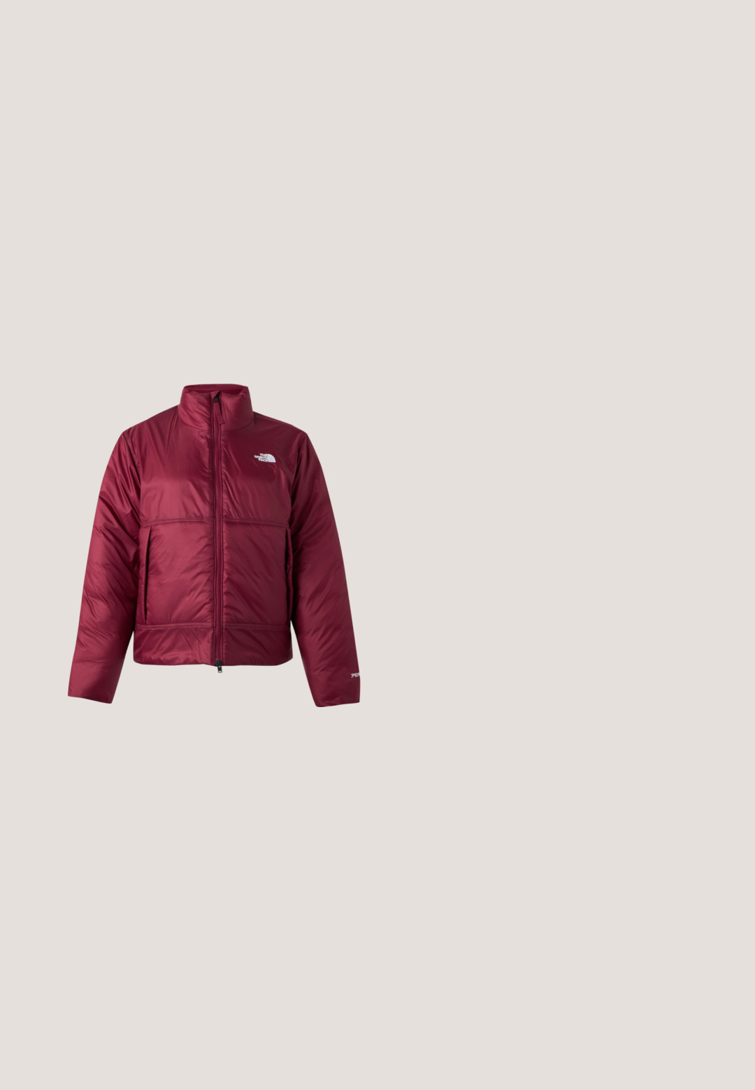 Vinrød polstret jakke med høj krave, frontlynlås, sidelommer og hvid The North Face-logo på bryst og ærme.; Grå hættetrøje i fleece med en afslappet pasform, ribbede ærmegab og en lille hvid logo på venstre bryst. Blød tekstur og enkelt design.; Hvid T-shirt med korte ærmer, rund hals og lille vinrødt logo på øverste venstre bryst.; Oliven grønne cargo bukser lavet af bomuldsblanding, med lige ben design, to sidelommer og en knaplukning i taljen.; Mørkebrun Vans Gore-Tex sneaker med beige Vibram sål, lynhurtigt snøresystem og mønstret indvendig foret set fra siden på hvid baggrund.; Sort skuldertaske lavet af letvægtsstof, med to forlommer med lynlås, en enkelt justerbar rem og et diskret mærkelogo.