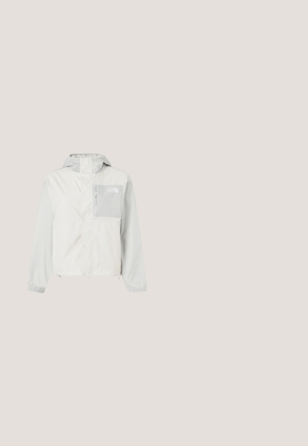 Svetlosivá vonkajšia bunda s kapucňou, zipsom a klopou, náprsné vrecko na zips a elastické manžety. Logo The North Face na náprsnom vrecku.; Modrý fleecový pulóver s čiastočným zipsom, vysokým golierom a prednou vreckom. Ozdobený svetlejším modrým lemovaním a textúrou látky.; New Balance SPORTS ESSENTIALS T-SHIRT WOMENS TOP-36327 - Základné tričko - peach blossom; Čierne športové šortky s elastickým pásom, ktoré majú vrstvený dizajn a vnútornú podšívku. Materiál sa zdá byť ľahký a hladký.; Svetlo béžová bežecká topánka New Balance s modrou medzipodrážkou, vznášajúca sa nad asfaltovou cestou s bielymi maľovanými čiarami a malými nečistotami.; Next Batoh - multi coloured