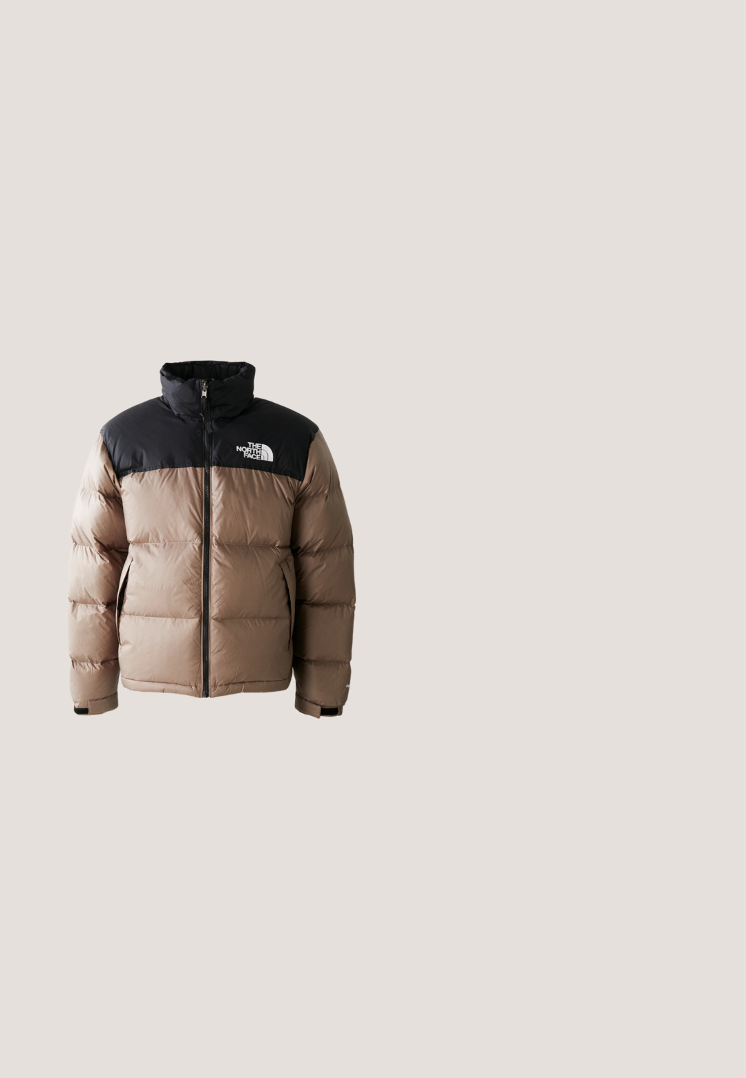 Puffermantel mit einem schwarzen oberen Teil und einem hellbraunen unteren Teil, ausgestattet mit einem Reißverschluss vorne, Seitentaschen und einem Logo auf der Brust.; Schwarzer Fleece-Quarter-Zip-Sweatshirt mit hohem Kragen, gerippten Bündchen, Kängurutasche und kleinem goldenen Logo-Akzent am Ärmel.; Schwarzes Cordhemd mit Button-Down-Kragen. Verfügt über weiße Knöpfe und ein kleines Logo auf der Brust. Lange Ärmel mit knöpfbaren Manschetten.; Schwarze Cordhosen mit lockerer Passform, klassischem Bund und weit geschnittenen Beinen, weicher Textur und ohne sichtbare Muster oder Akzente.; Schwarze Leder Stiefelette mit braunen Schnürsenkeln, gepolstertem grünen Kragen und beigefarbenem Gummisohle mit tiefen Profilen, seitliche Ansicht auf weißem Hintergrund.; Dunkelgrüne Tragetasche mit breiten Griffen und weißem grafischem Text: "Maison Kitsuné", "Tokyo Paris" und "Palais Royal" mit floralen Akzenten.