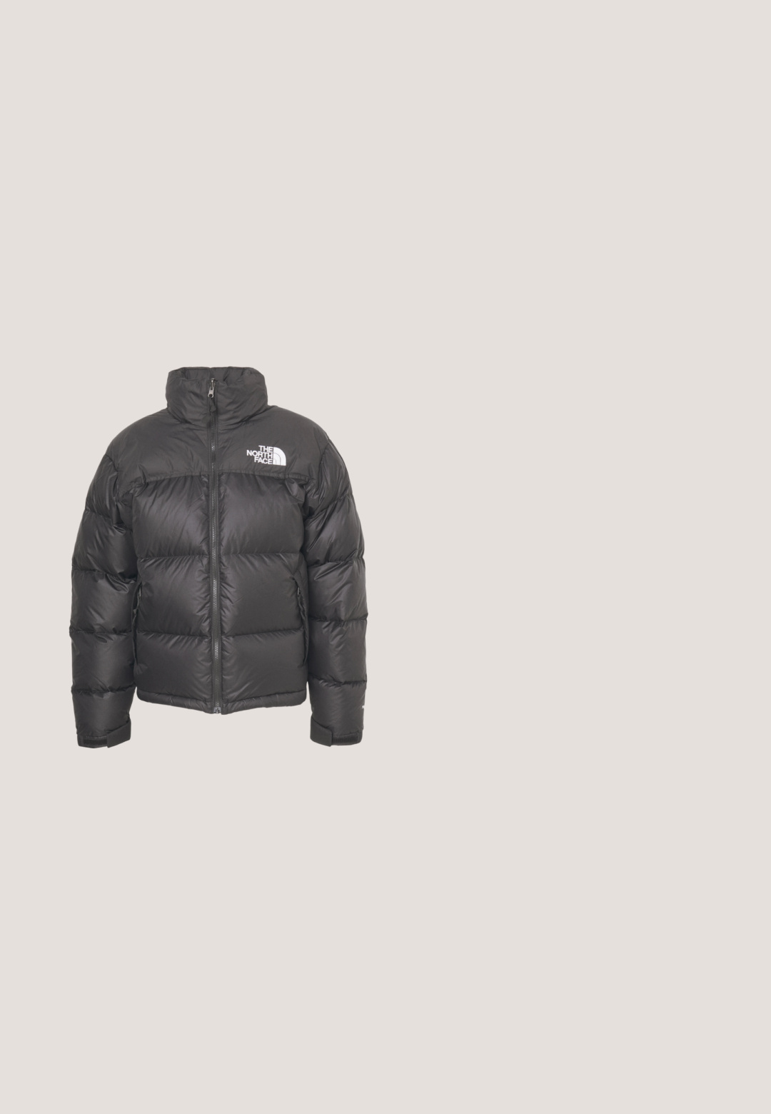Sort puff jakke med høj hals, lynlås og logo. Har kviltede sektioner og elastiske manchetter for ekstra varme.; Mørkegrå fleece-pullover med høj krave, halvlængde lynlås foran og sort lynlåslomme på brystet med hvidt logo på højre side.; Sort t-shirt med korte ærmer og en lille hvid The North Face-logo på venstre bryst samt rund halsudskæring.; Mørkegrå fleece-sweatpants med elastisk taljebånd og snor, med en lille logo på højre lår.; DC Shoes PEARY - Snørestøvletter - bb black black; Sort duffelbag med et tekstureret geometrisk mønster, dobbelt lynlåslukning og justerbare stropper. Pyntet med robuste hardware-detaljer.