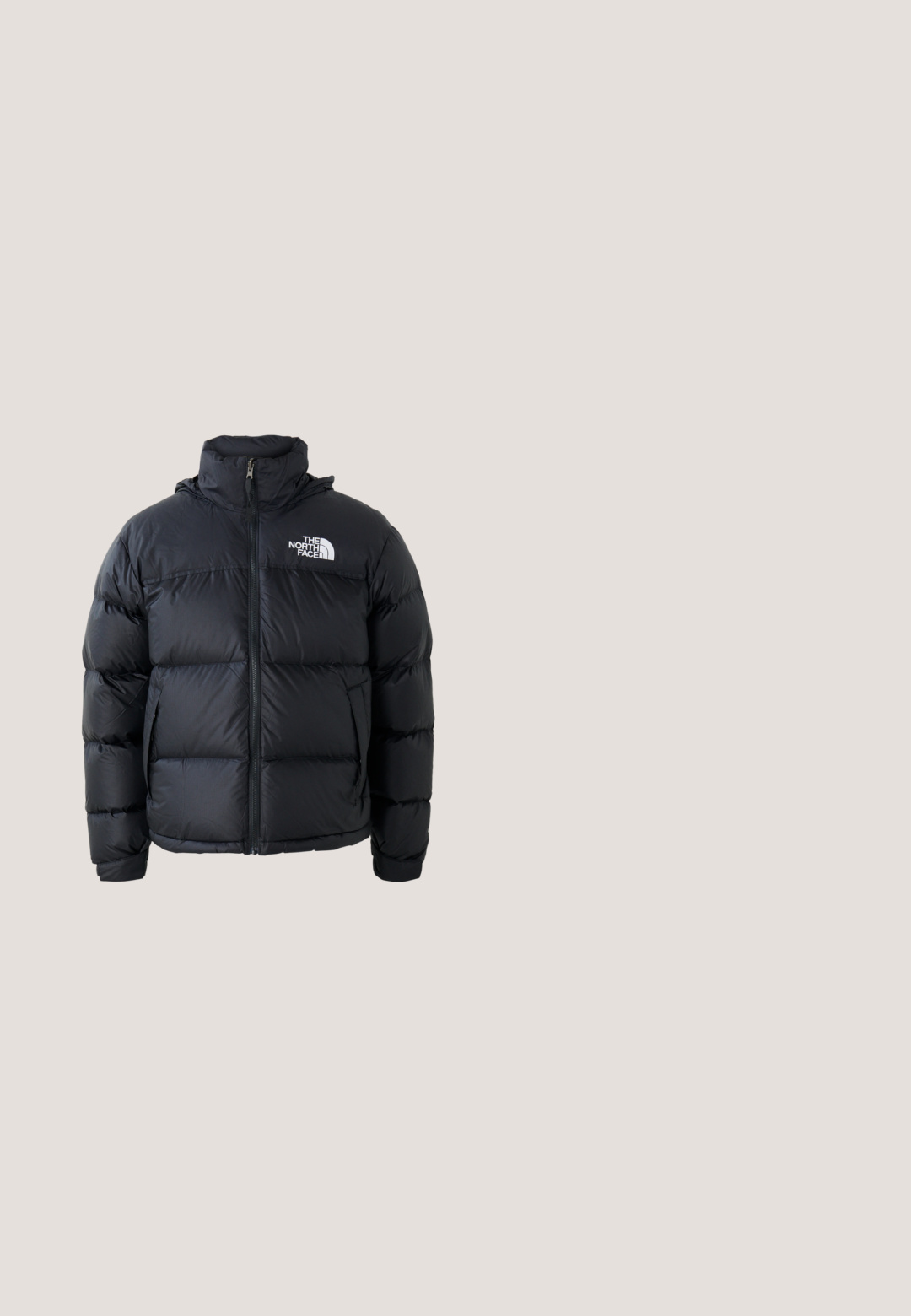 Must must vest, millettajaga, polsterdatud osadega, kõrge kraega ja The North Face logo vasakul ülaosas. Sile tekstuur, ilma nähtavate mustriteta.; Mustmust musta kapuutsiga sviiter, mis on valmistatud puuvillasegist. Omab esist pocketit, reguleeritavat kapuutsi ja helesinist ümmargust graafikat rinnal.; Valge puuvillane t-särk lühikeste varrukatega, rindade taskuga ja taskul väike ruudukujuline logo kleebis oranžis ja valges.; Mustad mustad flared püksid traditsioonilise vöökoha, ühe esiknappi ja taskutega külgedel ja taga. Sile tekstuur.; Valge nahast Nike Air Force 1 tennisejalanõu, millel on perforatsiooniga varvas, lamedad paelad ja tekstureeritud kummist tallaga, millel on küljele märgitud "AIR".; Hõbedase tooniga curb-kett kaelakee, millel on homaari lukk ja reguleeritav pikendusketi valge taustal.