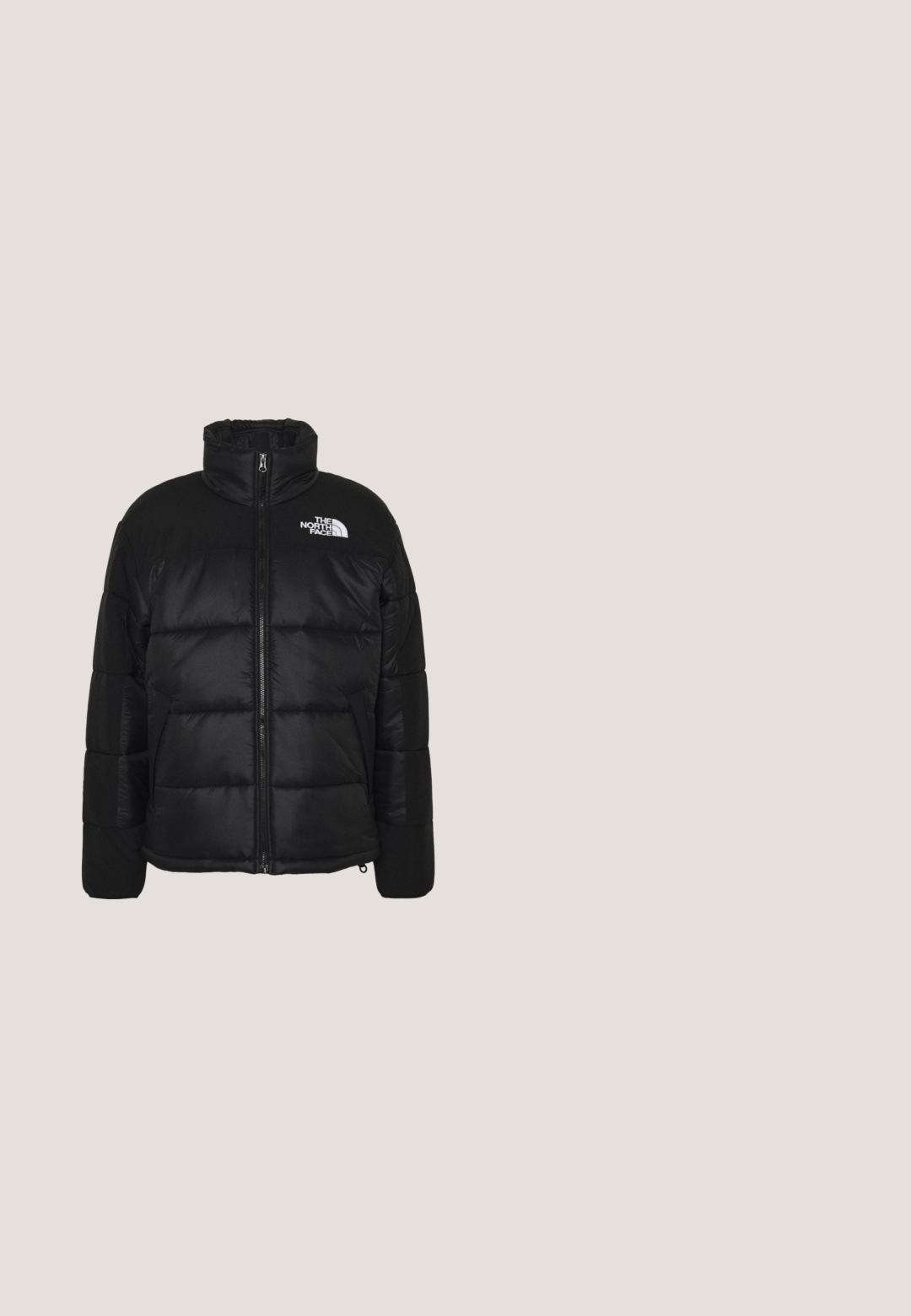Chaqueta de plumas negra que cuenta con un cuello alto, cierre de cremallera completo, diseño acolchado y el logo de la marca en la parte superior izquierda.; Sudadera negra de mezcla de algodón, con cuello redondo, mangas largas y un pequeño logo blanco en el pecho. Diseño simple y sin adornos.; Camiseta de algodón negra con cuello redondo clásico, mangas cortas, bolsillo en el pecho delantero y un parche de logo cerca de la costura del bolsillo. Textura suave.; Vaqueros de mezclilla negra con corte recto, que cuentan con cinco bolsillos, costuras marrones y cierre de cremallera. Textura suave y material duradero.; Zapatillas deportivas negras con una superficie texturizada, acentos suaves y una suela gruesa, combinadas con pantalones cargo oscuros y holgados.; Collar de cadena de plata con eslabones entrelazados, acabado suave y cierre de gancho. El diseño es uniforme y ligeramente grueso.