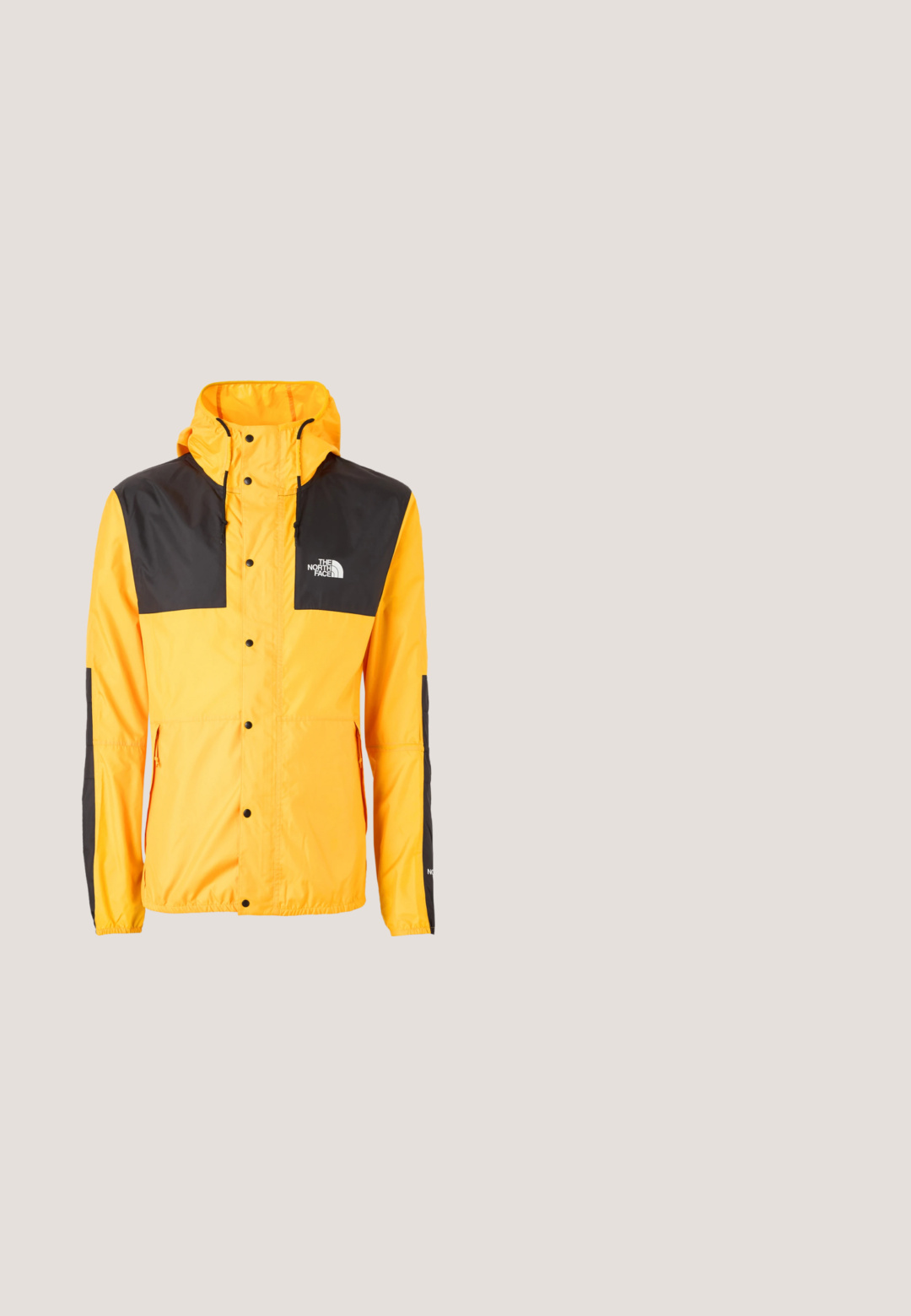 The North Face SEASONAL MOUNTAIN JACKET - Chaqueta fina - summit gold/black; Camiseta de algodón negra con manga corta, cuello redondo y un pequeño logo blanco en el área del pecho izquierdo. Textura suave, ajuste estándar.; Bermudas de algodón negras de corte recto, hasta la rodilla, con un logotipo visible en el dobladillo y una textura suave.; Zapatilla deportiva negra con paneles de malla, suela texturizada, cordones y una silueta curvada con acentos plateados en los laterales.; Gafas de sol oversized negras con lentes degradados, con un amplio marco angular, acabado brillante y un acento dorado en el costado.; Bolsa de aseo rectangular negra con bolsillo frontal de malla, asa lateral y cierre de cremallera sobre fondo blanco.