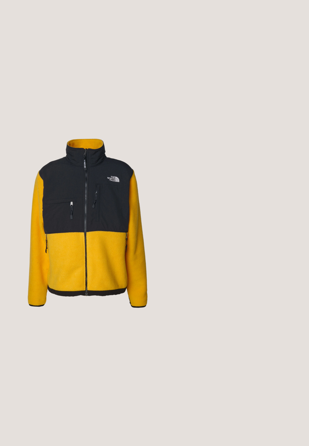 The North Face M RETRO DENALI JACKET - Fleecetakki - summit gold/black; Musta vetoketjullinen huppari, joka on valmistettu puuvillasekoitteesta. Hupparissa on kiristysnaru hupussa, kengurunmuotoiset taskut, resoroidut hihansuut sekä vasemmassa rinnassa valkoinen logo.; Valkoinen puuvillainen hihaton paita, jossa on pyöreä kaula-aukko ja leveät olkaimet. Sujuva pinta, ei kuvioita, siisti muotoilu ja merkkilogo kaula-aukossa.; Siniset joustavat vyötäröshortsit, joissa on kiristysnauha ja vasemmassa reidessä pieni valkoinen North Face -logo.; Ruskeat vaelluskengät, joissa on harmaita ja mustia yksityiskohtia, teksturoitu nahkapinta, metalliset nauhakuviot ja kestävä kumipohja tarjoamaan pitoa.; Hopeanvärinen kaulakoru, jossa on pyöreä musta riipus ja helminauha reunoilla. Ketju on ohut ja teksturoitu, ja siinä on lukko sulkemista varten.