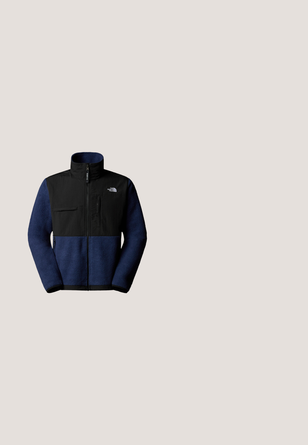 The North Face M RETRO DENALI JACKET - Forro polar - summit navy tnf black; Sudadera con capucha de color marrón oscuro con bolsillo canguro delantero y pequeño logo blanco de The North Face en el pecho izquierdo.; Camiseta corta de manga azul hecha de tejido suave, con cuello redondo y un pequeño logotipo blanco en el pecho. Diseño sencillo sin patrones.; Pantalones de chándal negros de tela suave, con cinturilla elástica y cordón, tobillos ajustados y un pequeño logo en el muslo superior.; Botas de senderismo negras de caña alta, hechas de ante texturizado y materiales sintéticos, con acentos grises, suela de goma robusta y cordones grises.; Riñonera de tela negra con un patrón de cuadrícula, compartimentos con cremallera, correa ajustable y una etiqueta de marca en la parte frontal. Superficie texturizada.