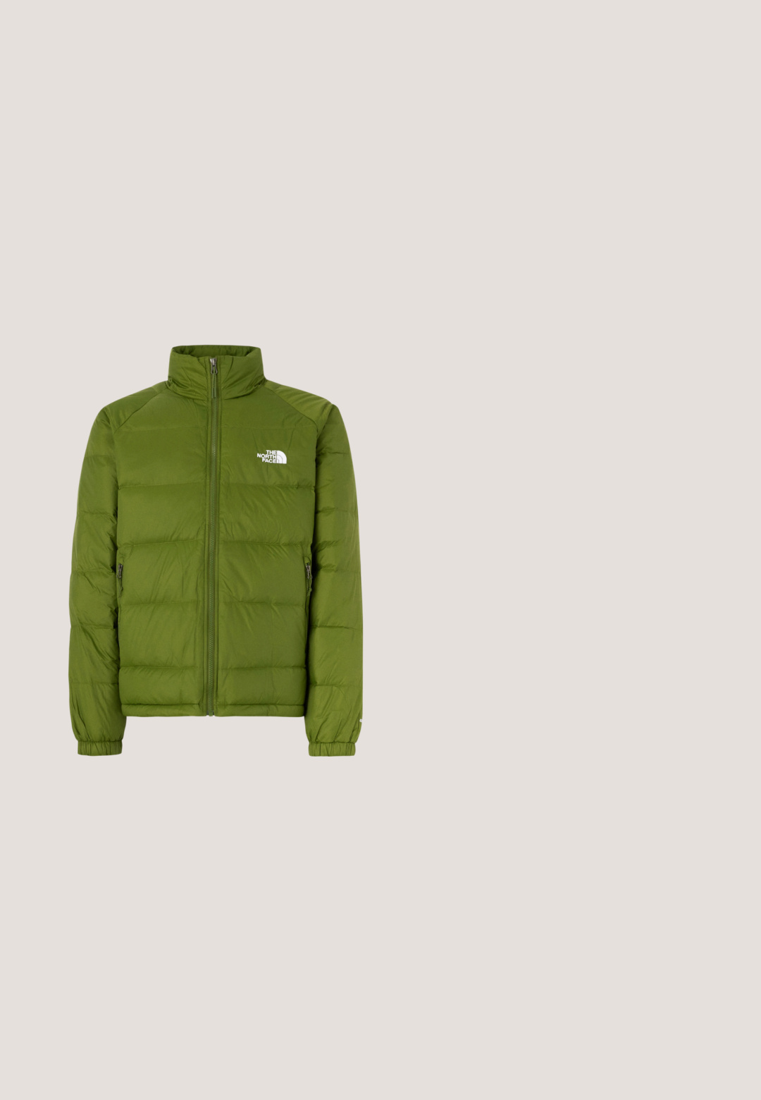 Veste matelassée verte avec col montant, fermeture éclair complète, deux poches latérales et poignets élastiques. Présente un design matelassé et un logo sur la poitrine.; Pull en polaire noir à col montant et demi-zip, doté d'une poche poitrine et de deux poches latérales. Le design comprend un détail de fermeture éclair contrastant.; Chemise noire à manches longues en coton. Présente une poche poitrine avec une étiquette grise carrée et un logo orange. Design simple et uni.; Pantalons vert clair, coupe décontractée avec une texture lisse, dotés de poches latérales et de détails de coutures visibles. Longueur complète avec un design à jambe droite.; Botte de cheville en caoutchouc noir avec une texture lisse, bout rond et une languette rouge à l'arrière. Elle possède une semelle basse et robuste pour plus de durabilité.; Sac en nylon noir avec des poignées courtes et une bandoulière amovible, présentant un design élégant matelassé et des accents de matériel minimalistes.