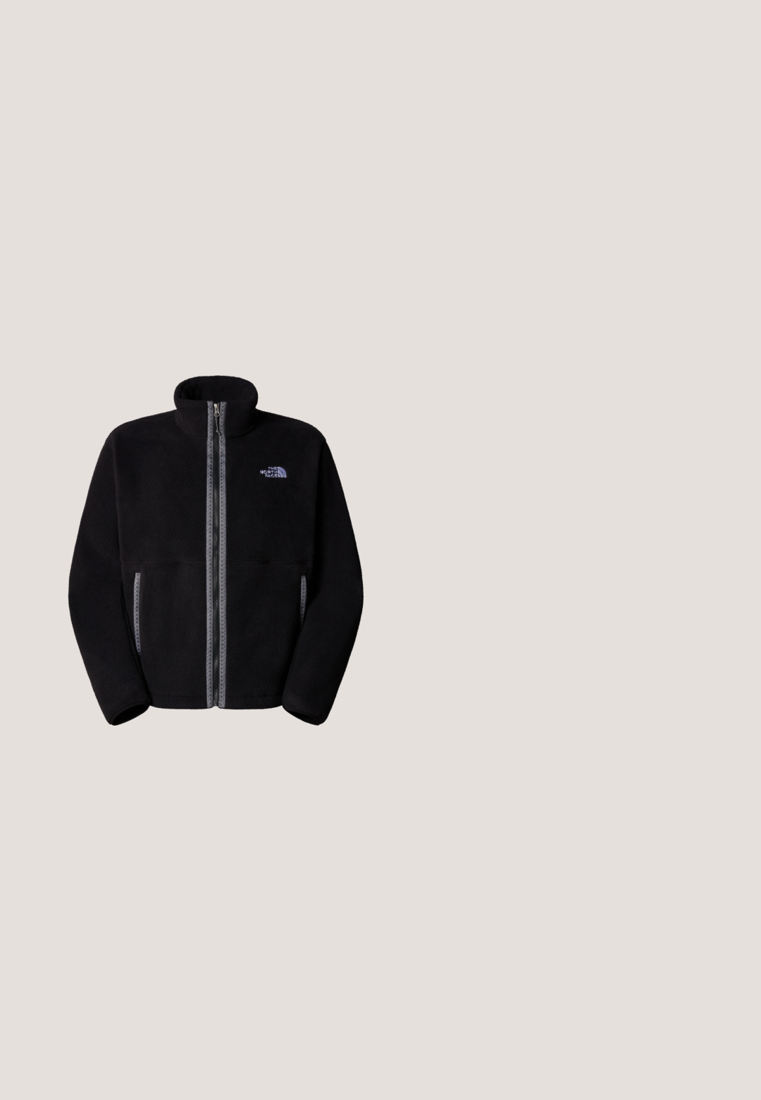 The North Face TNF FLEESKI - Veste polaire - tnf black; Pull-over en polaire gris foncé avec col montant, demi-fermeture éclair à l'avant, et poche poitrine zippée noire avec logo blanc sur le côté droit.; T-shirt en coton blanc à manches courtes, col en V, avec un petit logo noir sur le côté supérieur gauche. Texture douce, coupe décontractée.; Pantalons de survêtement noirs en tissu doux, dotés d'une taille élastique avec cordon de serrage, de chevilles resserrées et d'un petit logo sur la cuisse supérieure.; Chaussure noire à enfiler avec un design matelassé, fabriquée en matériau rembourré. Elle présente une semelle en caoutchouc texturée et une petite languette à l'arrière.; Lunettes de soleil noires avec des lentilles ovales vertes, une monture mate élancée et des embouts de branches en caoutchouc pour le confort. Design minimaliste sans marquage visible.