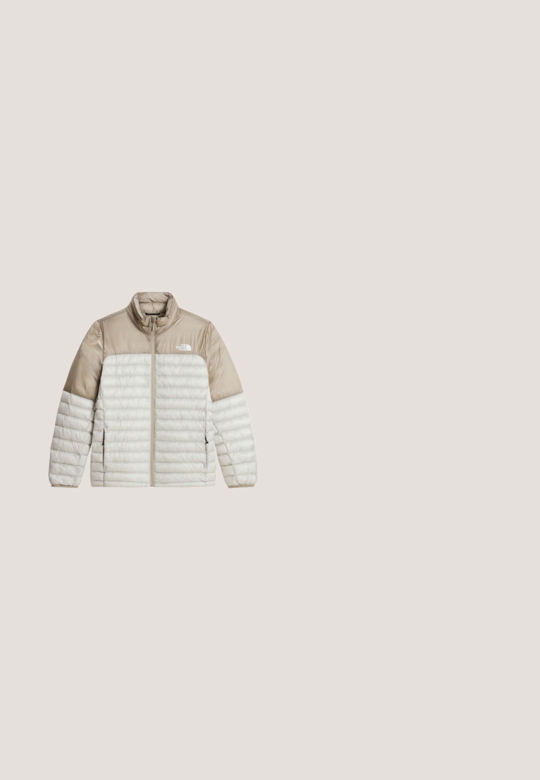 Lys beige og tan quiltet dunjakke med fuld frontlynlås, høj krave, sidelommer og The North Face-logo på brystet.; Orange hættebluse med forlommer, der har et grafik af et bjerg, træer, sol og teksten "Never stop exploring."; The North Face M NEW TANKEN POLO - Poloshirts - khaki stone; Brune badebukser lavet af letvægtsstof, med en elastisk talje og et lille hvidt logo nederst på højre ben.; Beige og sort vandrestøvle med elastiske snørebånd, struktureret stof og en spraglet hvid sål. Har et højt ankel-design for støtte.; Sort bæltetaske lavet af slidstærkt nylon med et stort hovedrum med lynlås og en frontlomme. Har en logo-patch og justerbar rem.