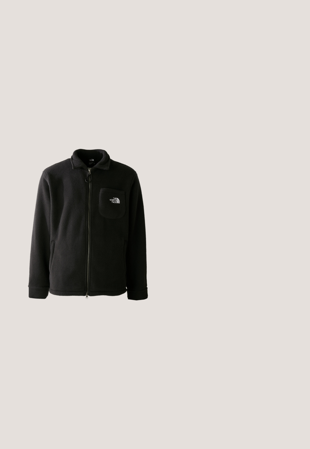 Sort fleecejakke med lynlås foran, høj krave, elastiske manchetter og en brystlomme med logo. Blødt materiale, afslappet design.; Grå hættetrøje lavet af blødt stof, med kængurulomme, snøre i hætten, ribbekanter ved ærmerne og en lille logo på brystet.; Sort bomulds-T-shirt med korte ærmer, rund hals og hvidt logo på venstre bryst. Enkel, ubesmykket design.; Sorte sweatpants lavet af blødt stof, med en elastisk talje med snor, manchetter ved anklerne og et lille logo på det øverste lår.; Sorte mid-cut vandresko med en tekstureret overdel i stof, forstærket tåkappe, sikker snøresystem og en polstret sål for godt greb.; Sort stof crossover tas med to lynlåslommer, justerbar rem og diskret logo detalje i blå på fronten.